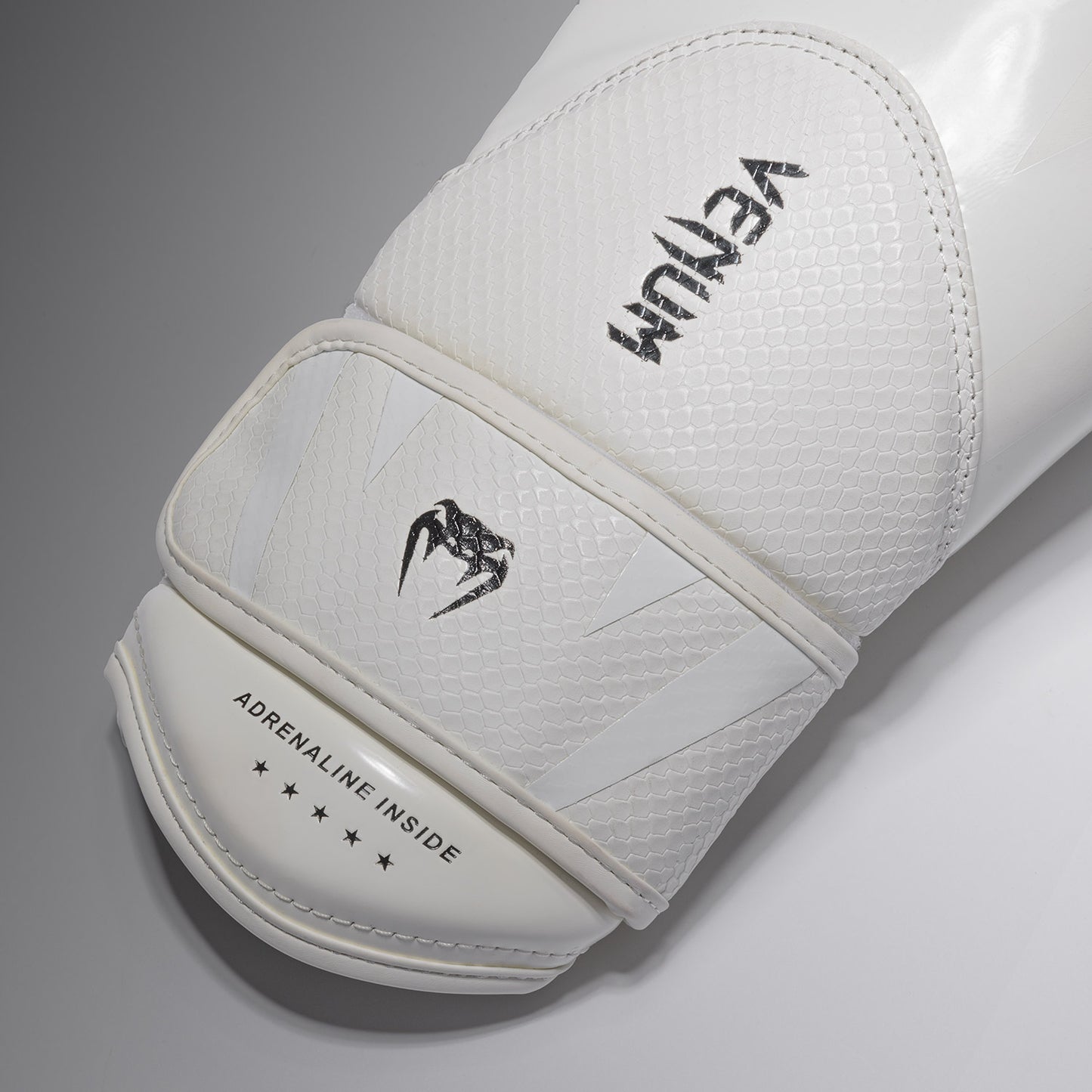 Venum Challenger 4.0 Scales 拳击手套 – 象牙色