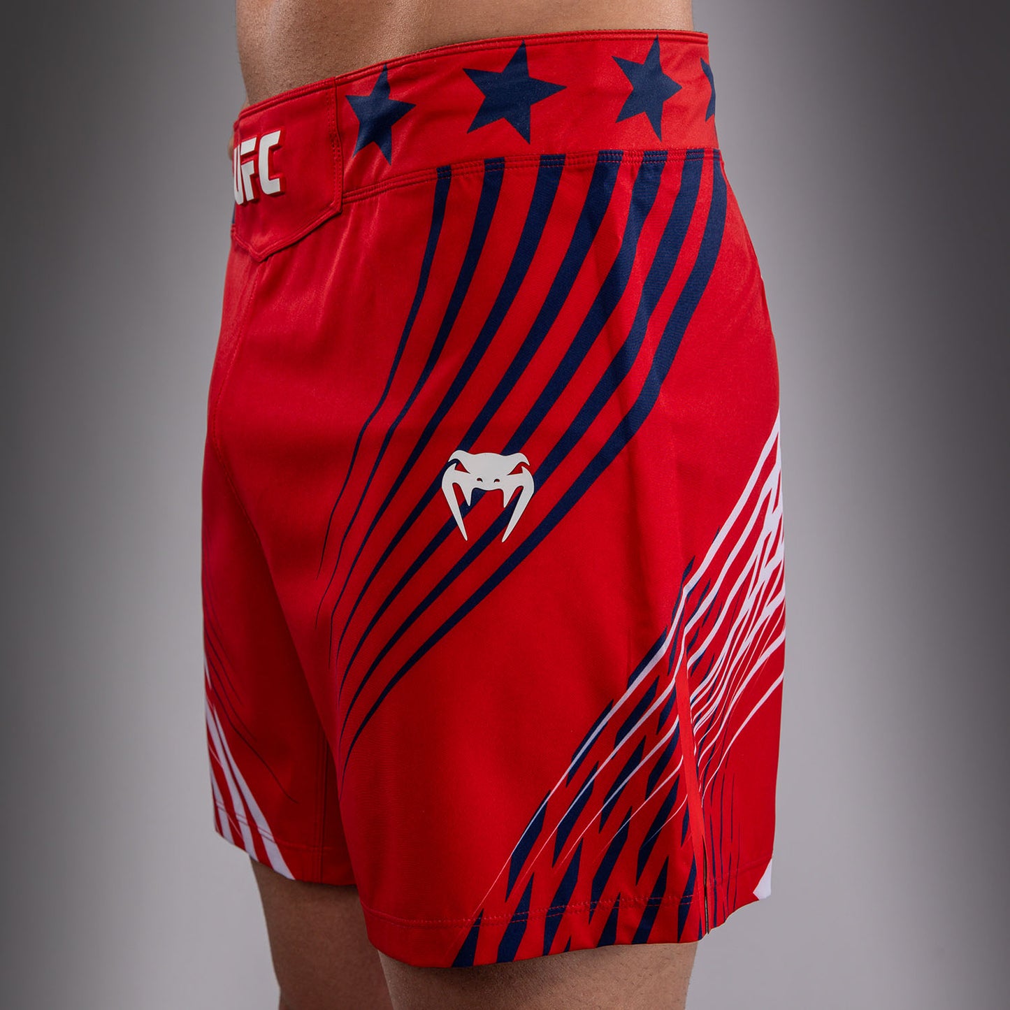 Official UFC Freedom 250 by Venum 男士 Authentic Fight Night 短款格斗短裤 - 红色