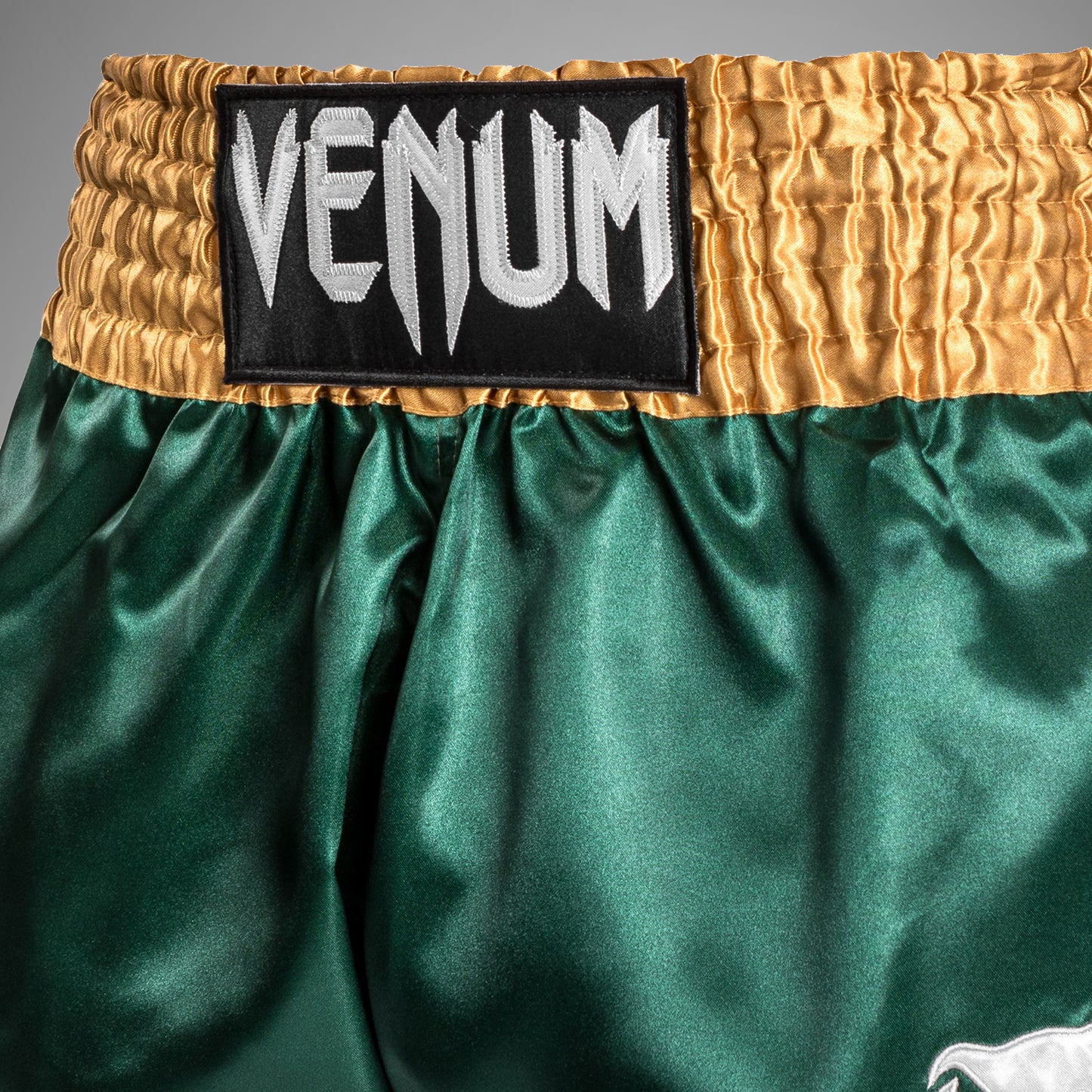 Venum Classic 泰拳短裤 – 绿色/金色/白色
