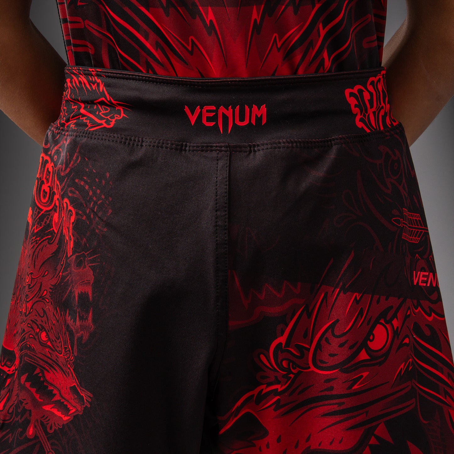 Venum Wolf Atak 儿童格斗短裤 – 黑色/红色