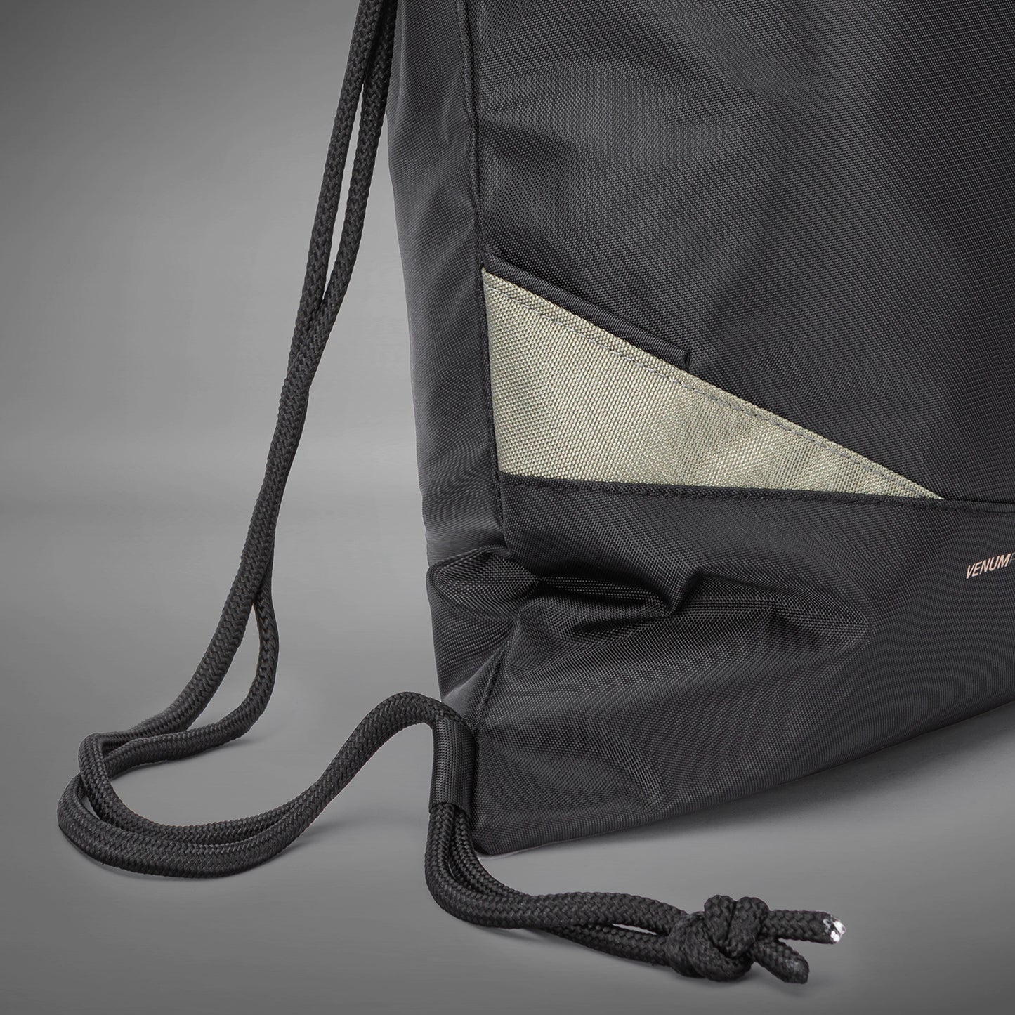 Venum Evo 2 束口包 (15-20L) – 黑色/卡其色