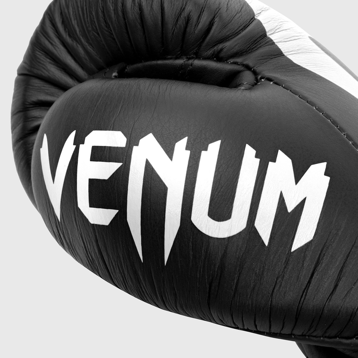 Venum Giant 2.0 Pro 拳击手套–带鞋带