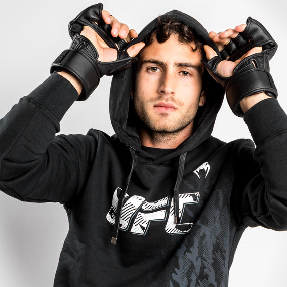 UFC Venum Authentic Fight Week 男士款连帽衫 – 黑色