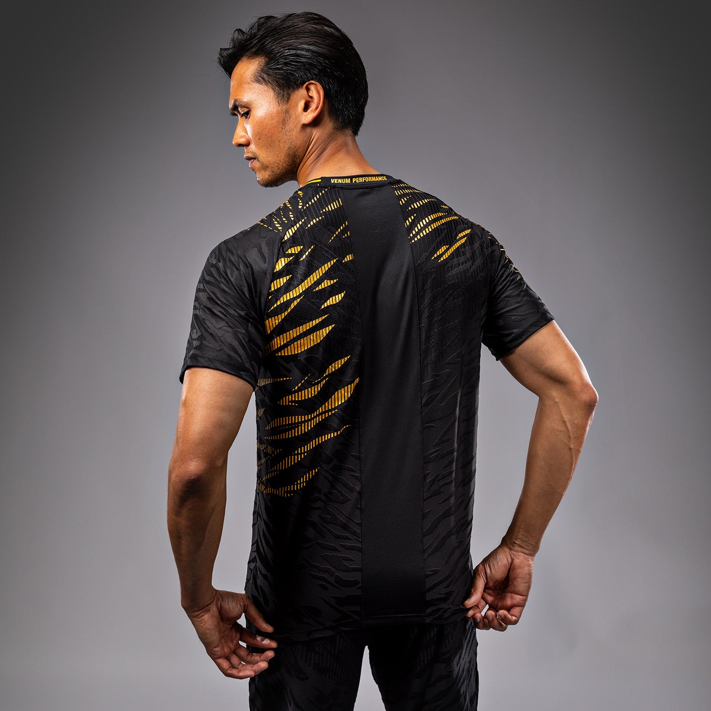 UFC Fusion by Venum Authentic Fight Night 男士出场球衣 – Champion