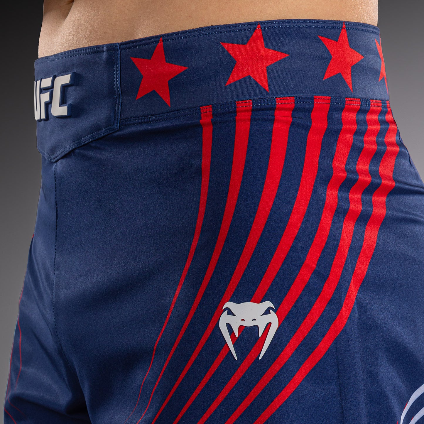 Official UFC Freedom 250 by Venum 男士 Authentic Fight Night 长款格斗短裤 - 蓝色