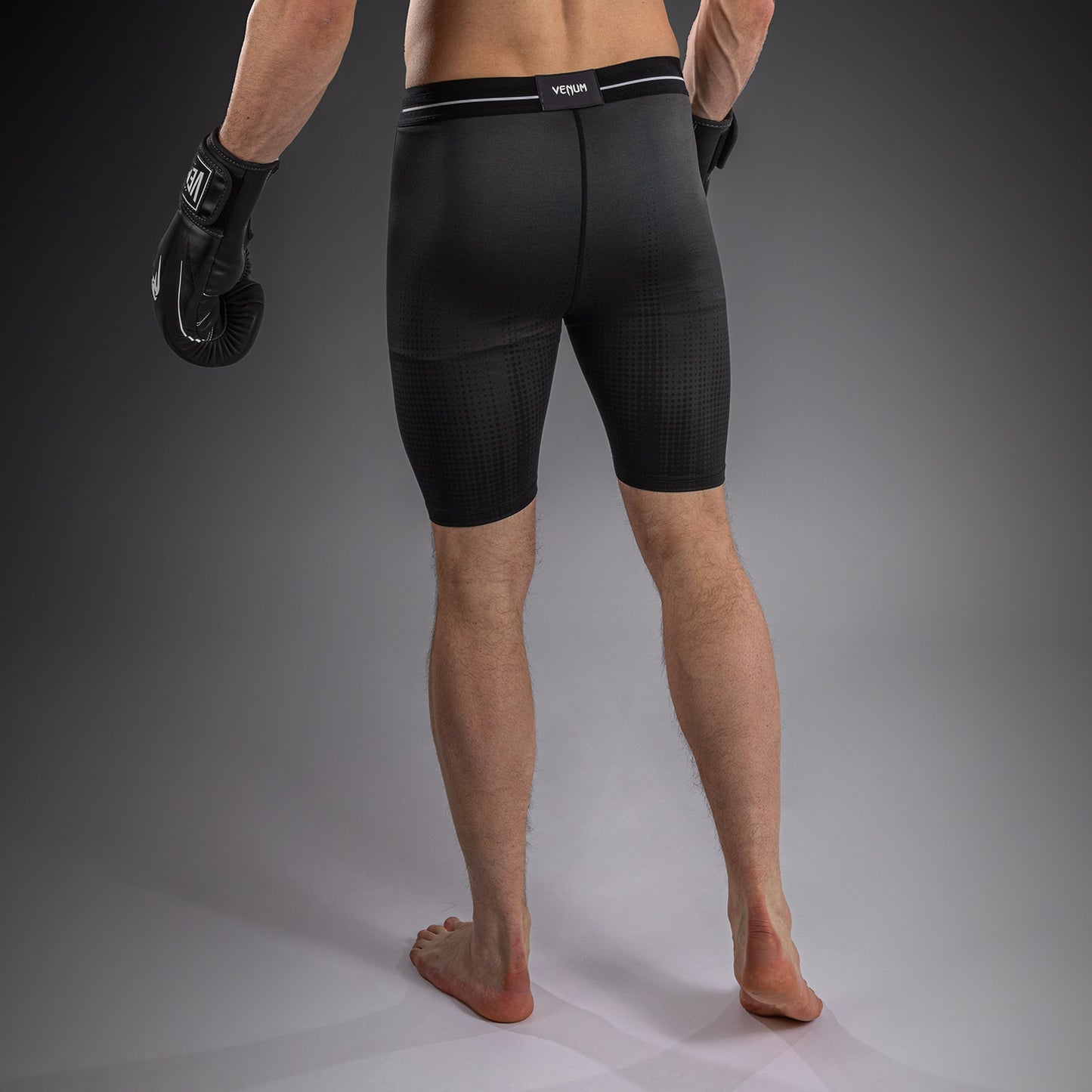 Venum Stealth Vale Tudo 综合格斗短裤 – 黑色/白色