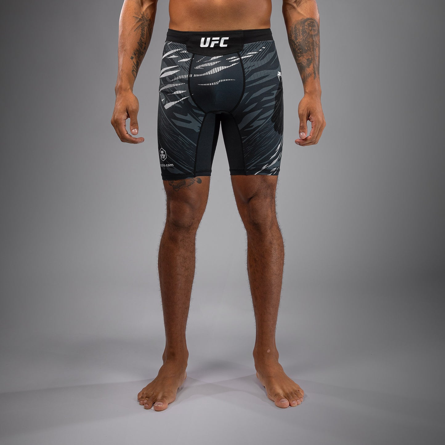 UFC Fusion by Venum Authentic Fight Night 男士款综合格斗短裤 – 黑色