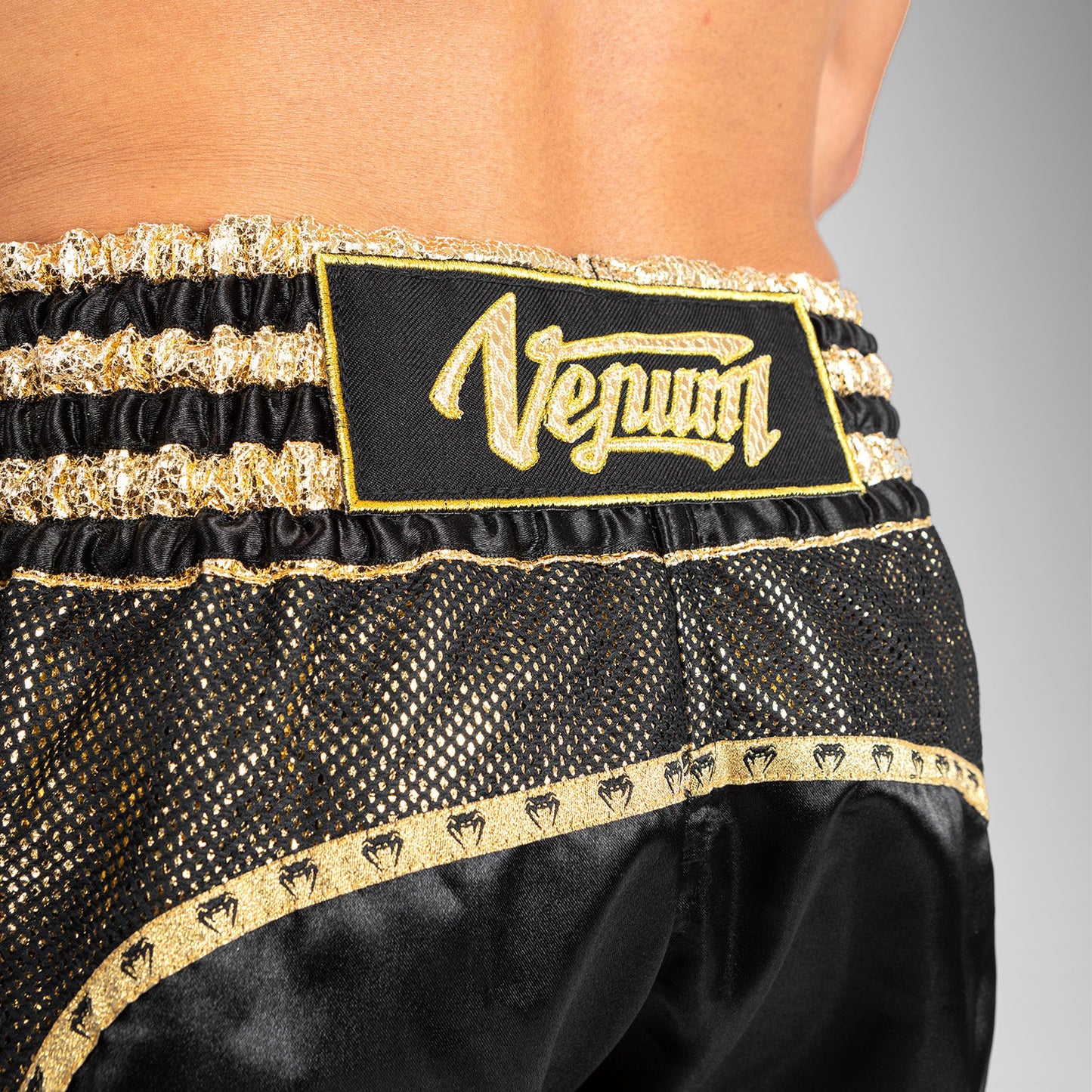 Venum Absolute 2.0 泰拳短裤 – 黑色/金色