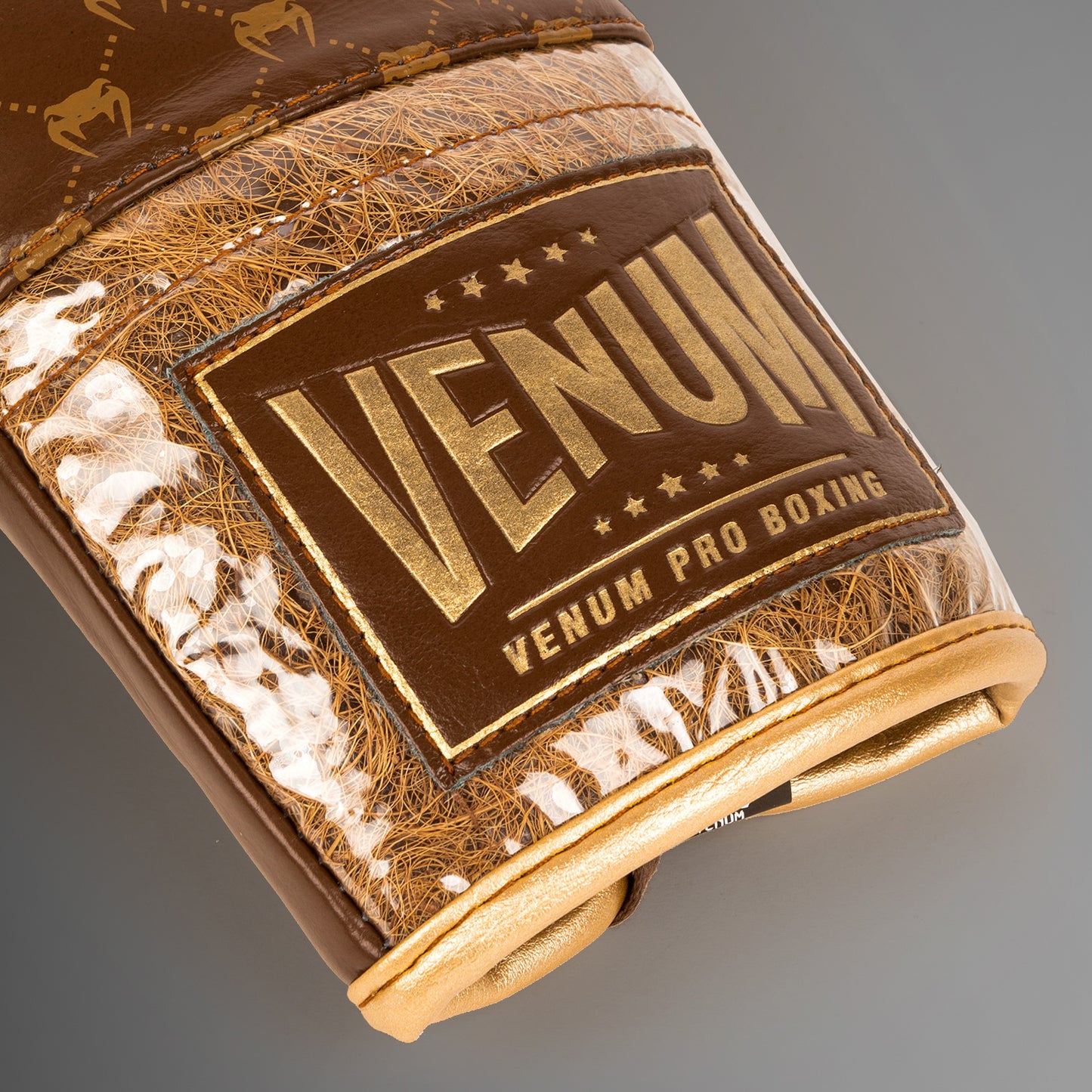 Venum Coco Monogram Pro 系列系带拳击手套 – 棕色