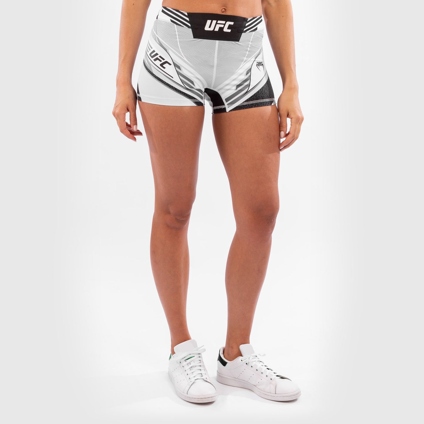 UFC Venum Authentic Fight Night 女士综合格斗短裤–短款–白色