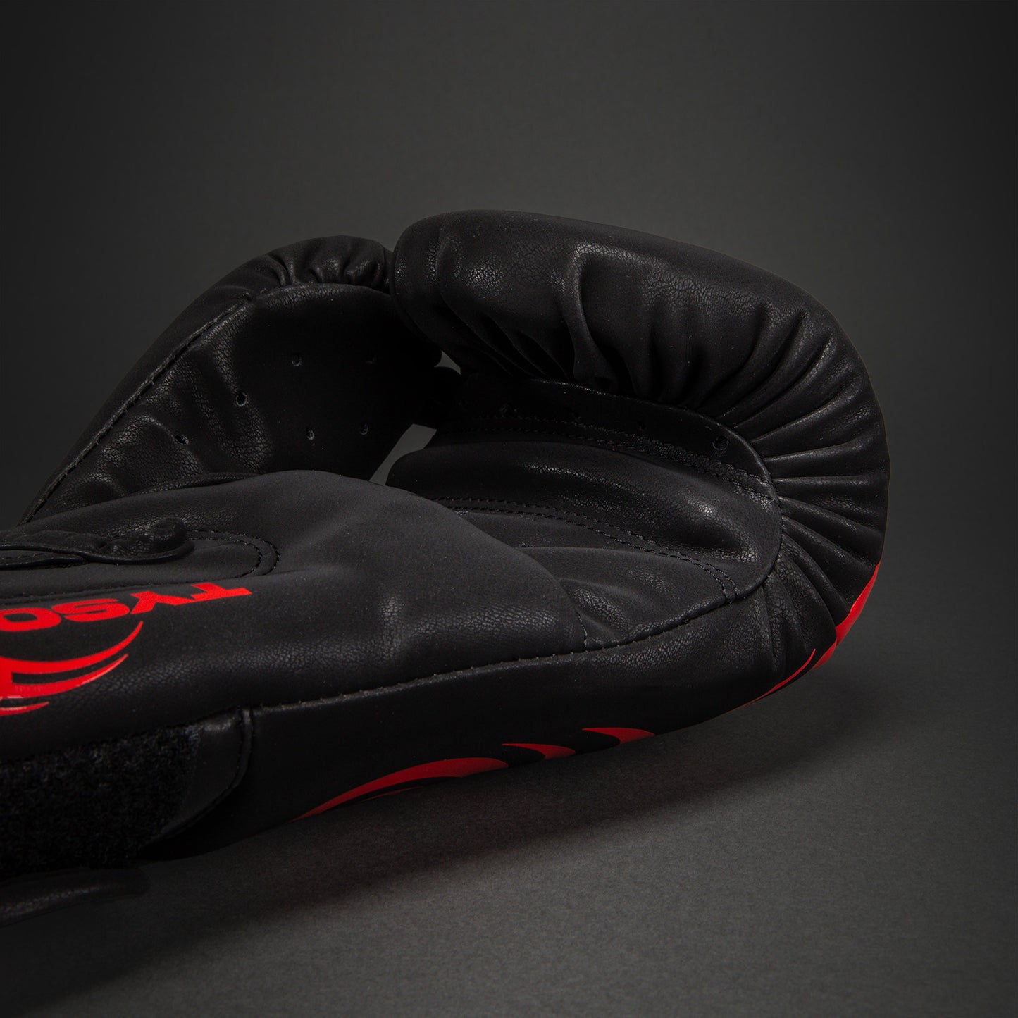 Venum Mike Tyson Replica 拳击手套 – 黑色/红色