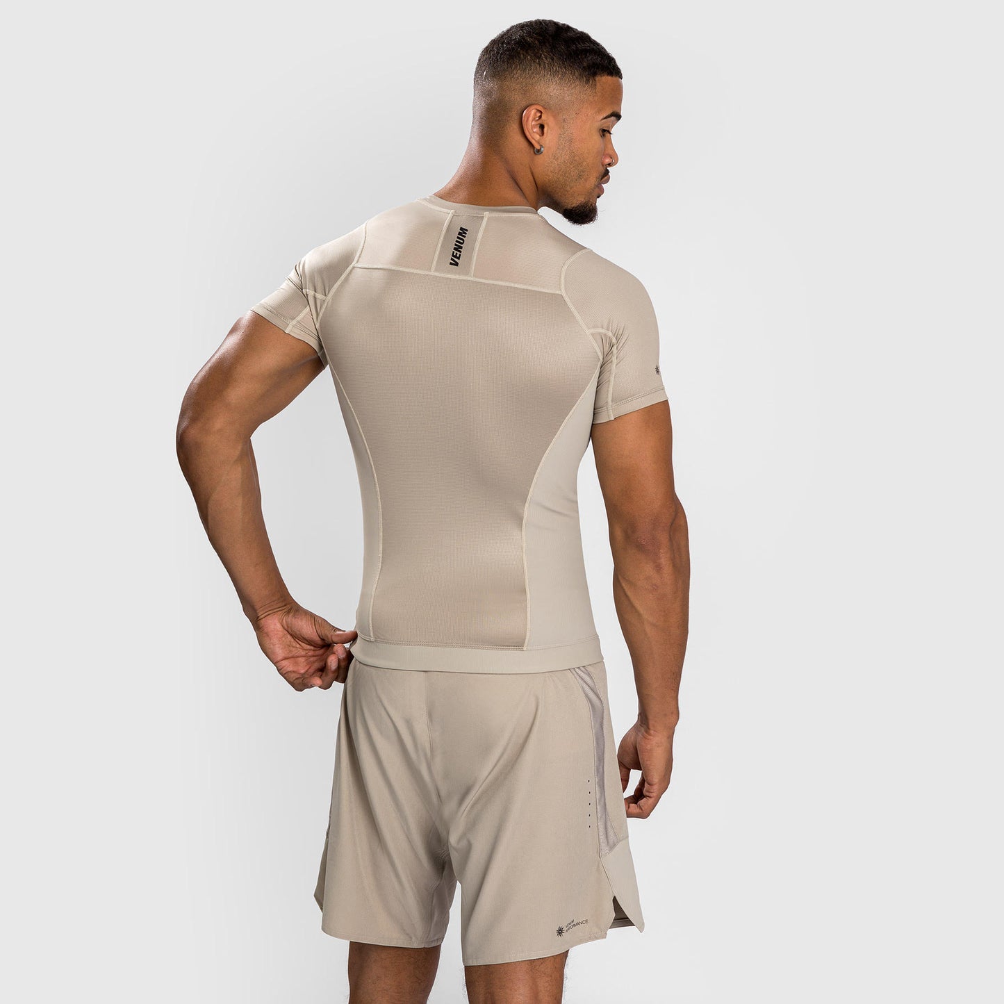 Venum G-Fit Air 紧身防磨衣 短袖 – 沙色