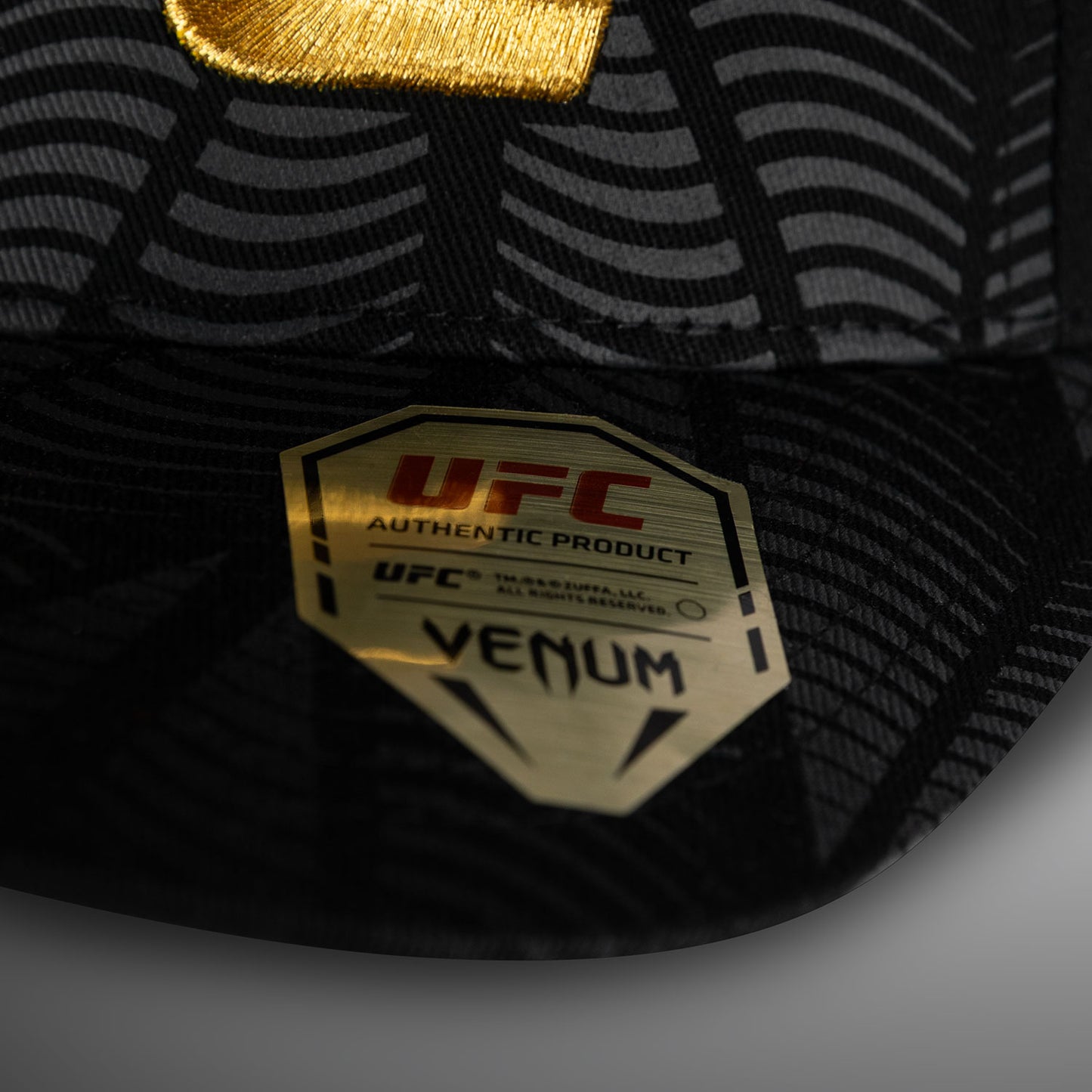 UFC Zenith by Venum Authentic Fight Night 棒球帽 – 黑色/金色
