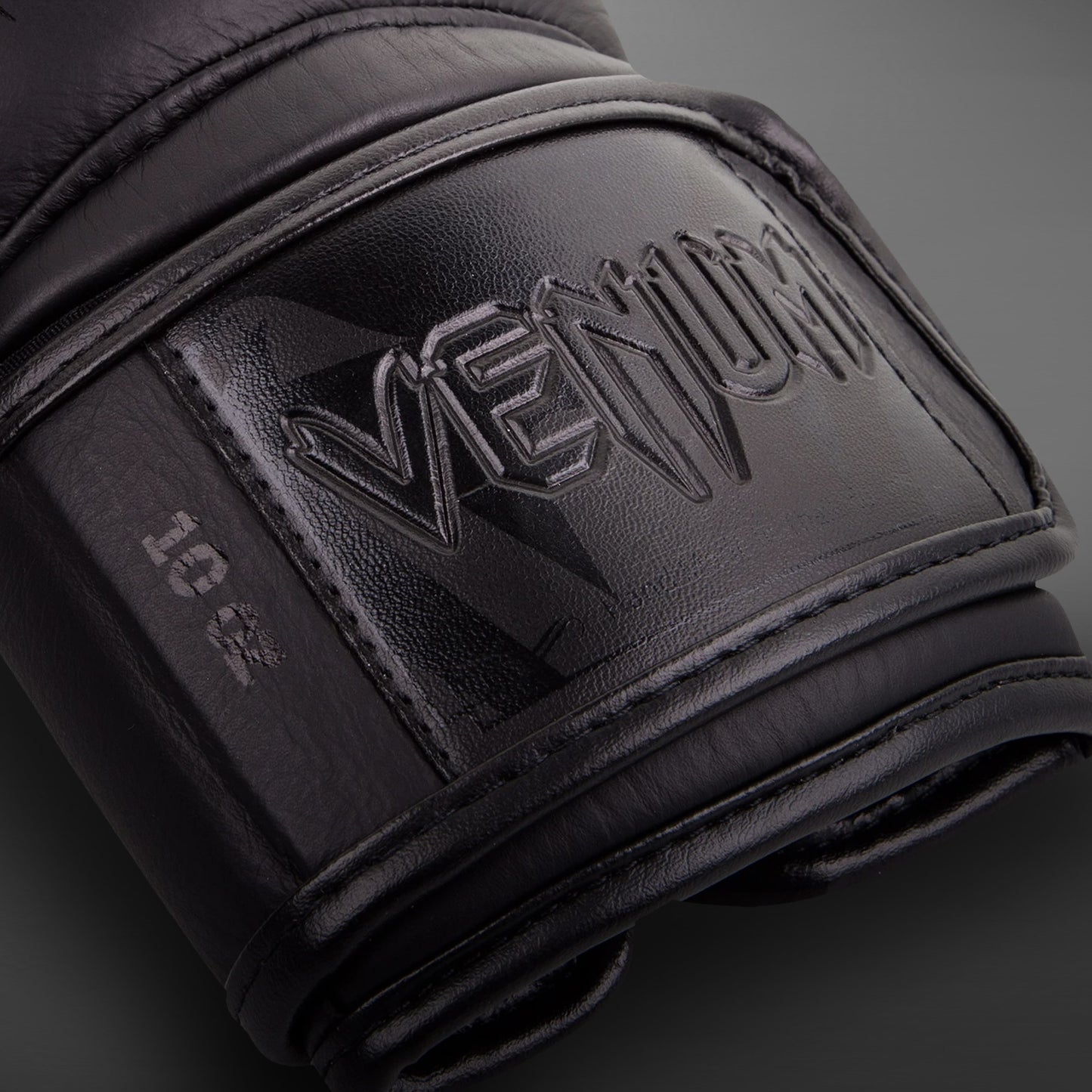 Venum Giant 3.0 拳击手套 – Nappa皮革 – 黑色/黑色