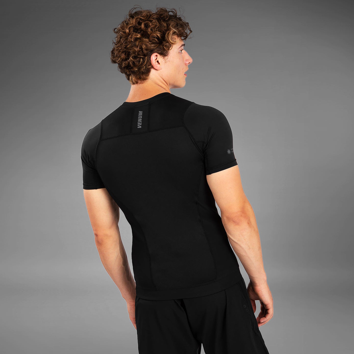 Venum G-Fit Air 紧身防磨衣短袖 – 黑色