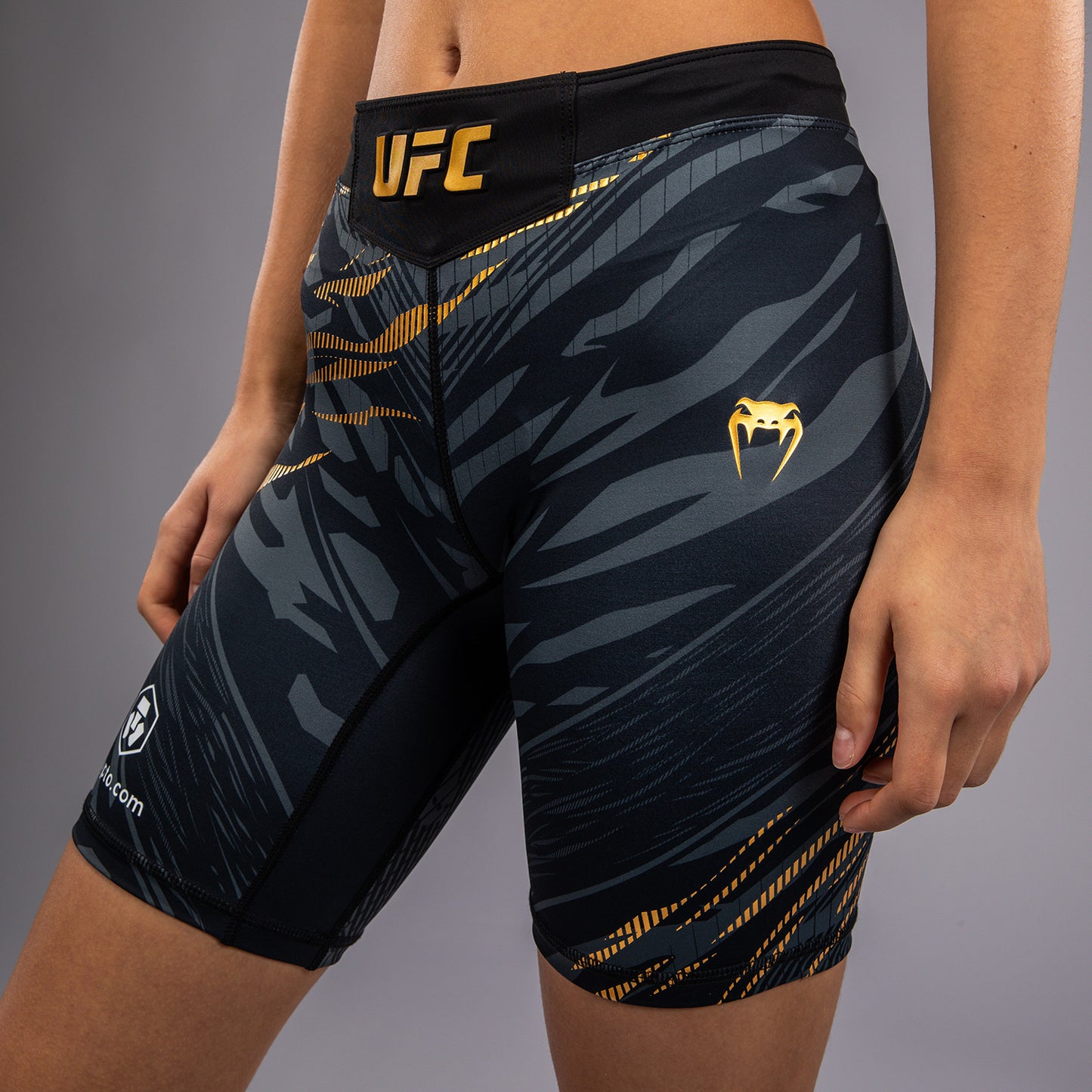 UFC Fusion by Venum Authentic Fight Night 女士综合格斗短裤 – 长款 – 冠军款