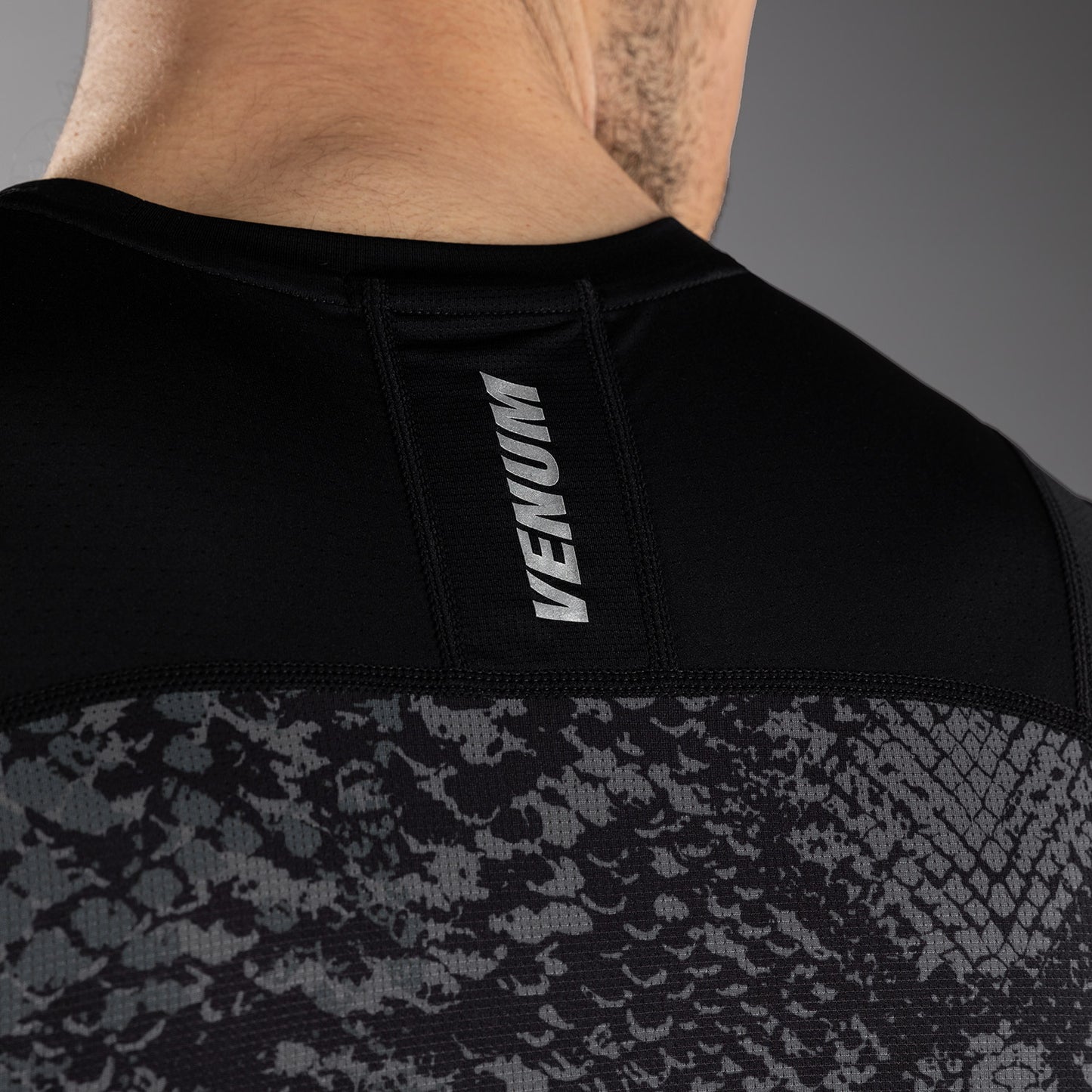Venum G-Fit Scales 无袖紧身防磨衣 – 黑色/炭灰色