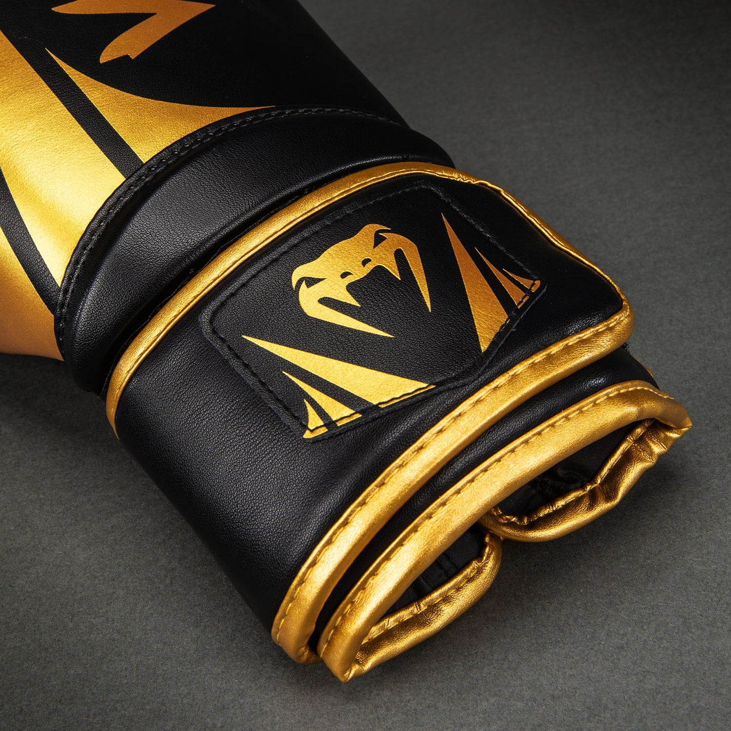 Venum Challenger 2.5 拳击手套 – 黑色/金色