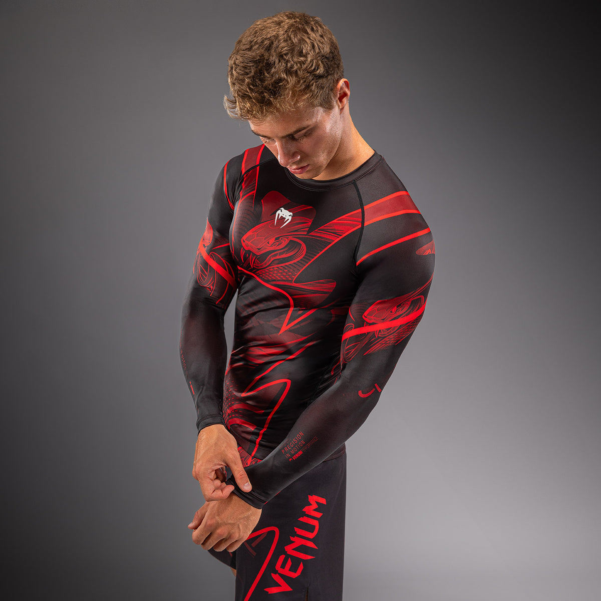 Venum Crimson Viper 2.0 长袖防磨衣 - 黑色/红色