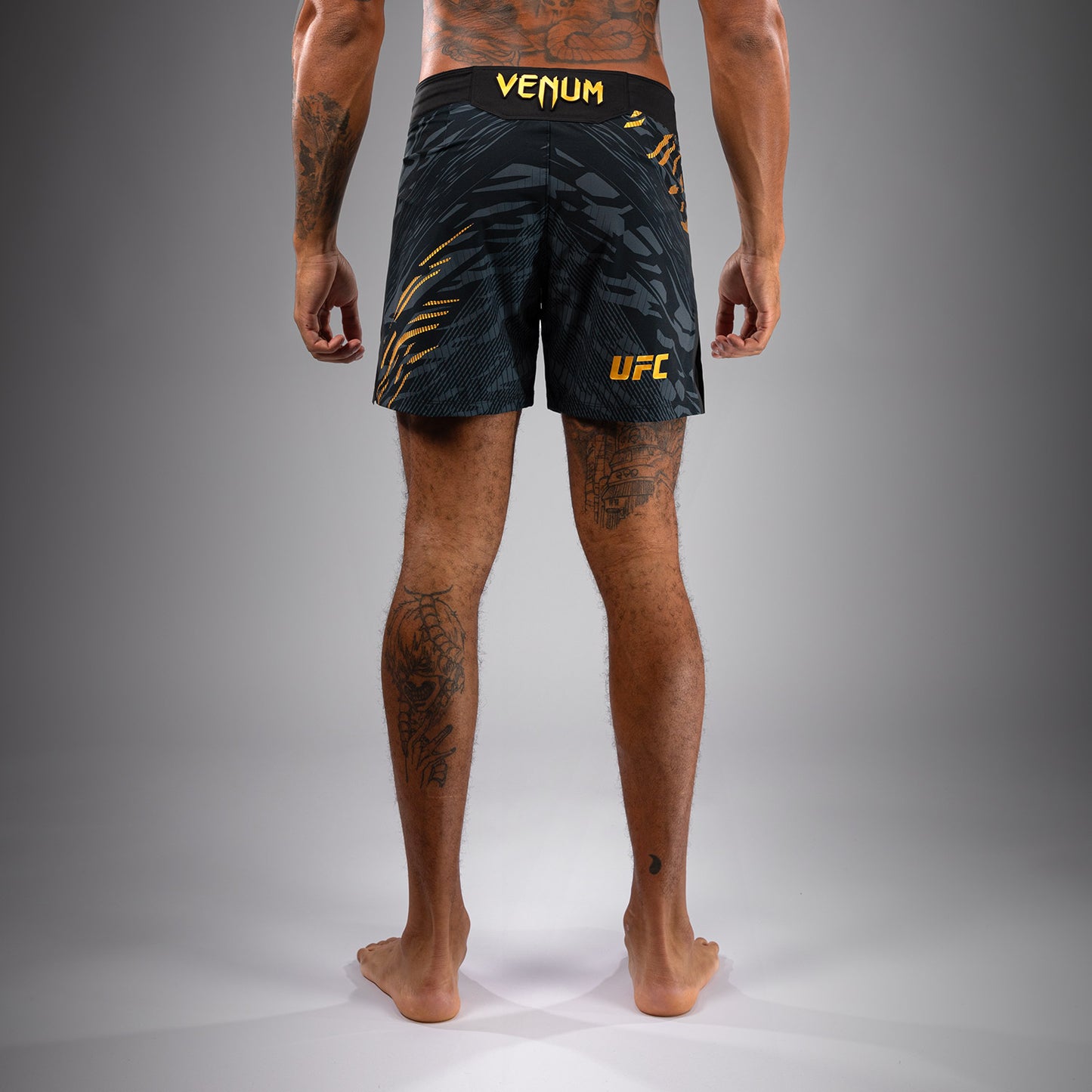 UFC Fusion by Venum Authentic Fight Night 男士格斗短裤 – 短版 – 冠军款