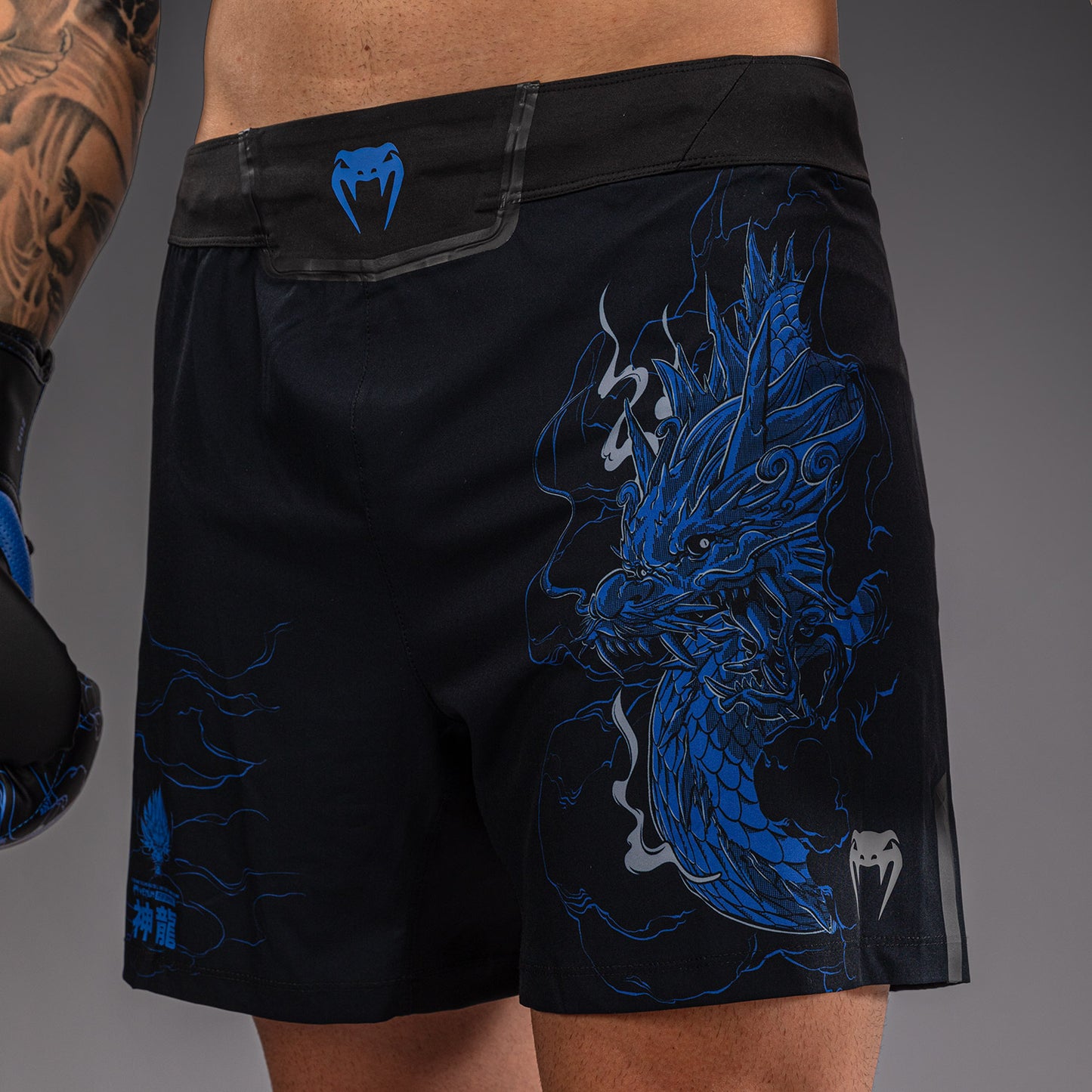 Venum Thunder Dragon 格斗短裤 – 黑色/皇室蓝