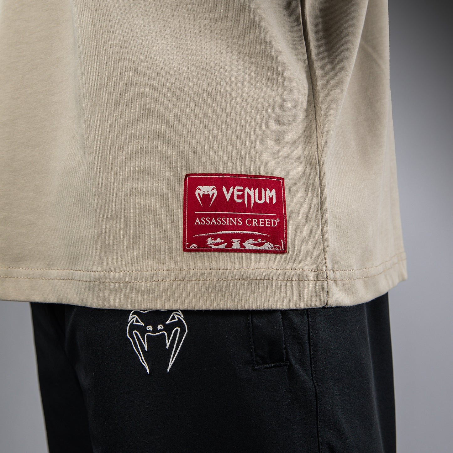 Venum x Assassin’s Creed Shadows T恤 – 沙色