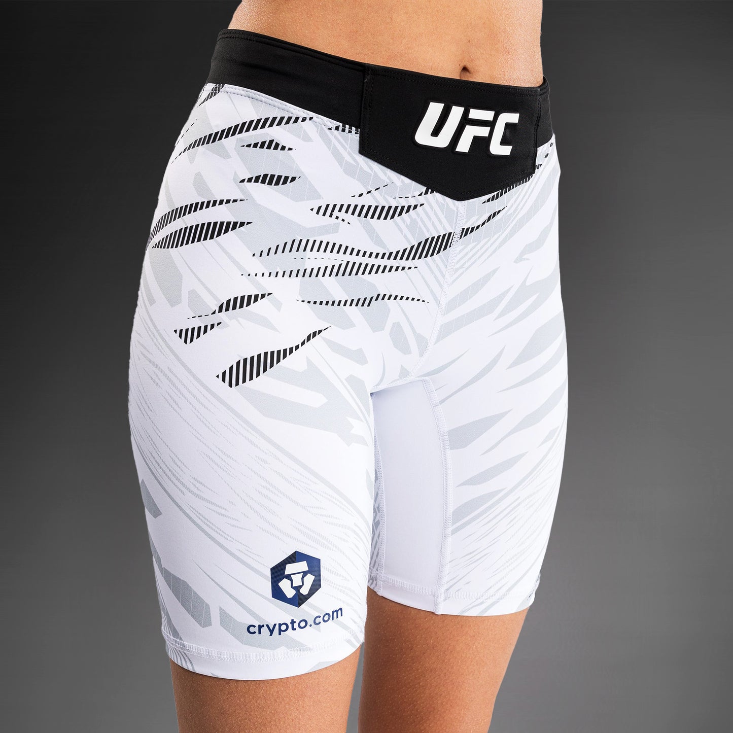 UFC Fusion by Venum 女士综合格斗短裤–长款–白色