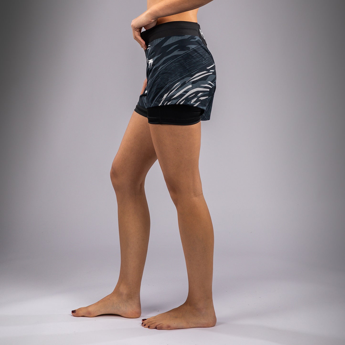 UFC Fusion by Venum Authentic Fight Night 女士格斗短裤 – 黑色
