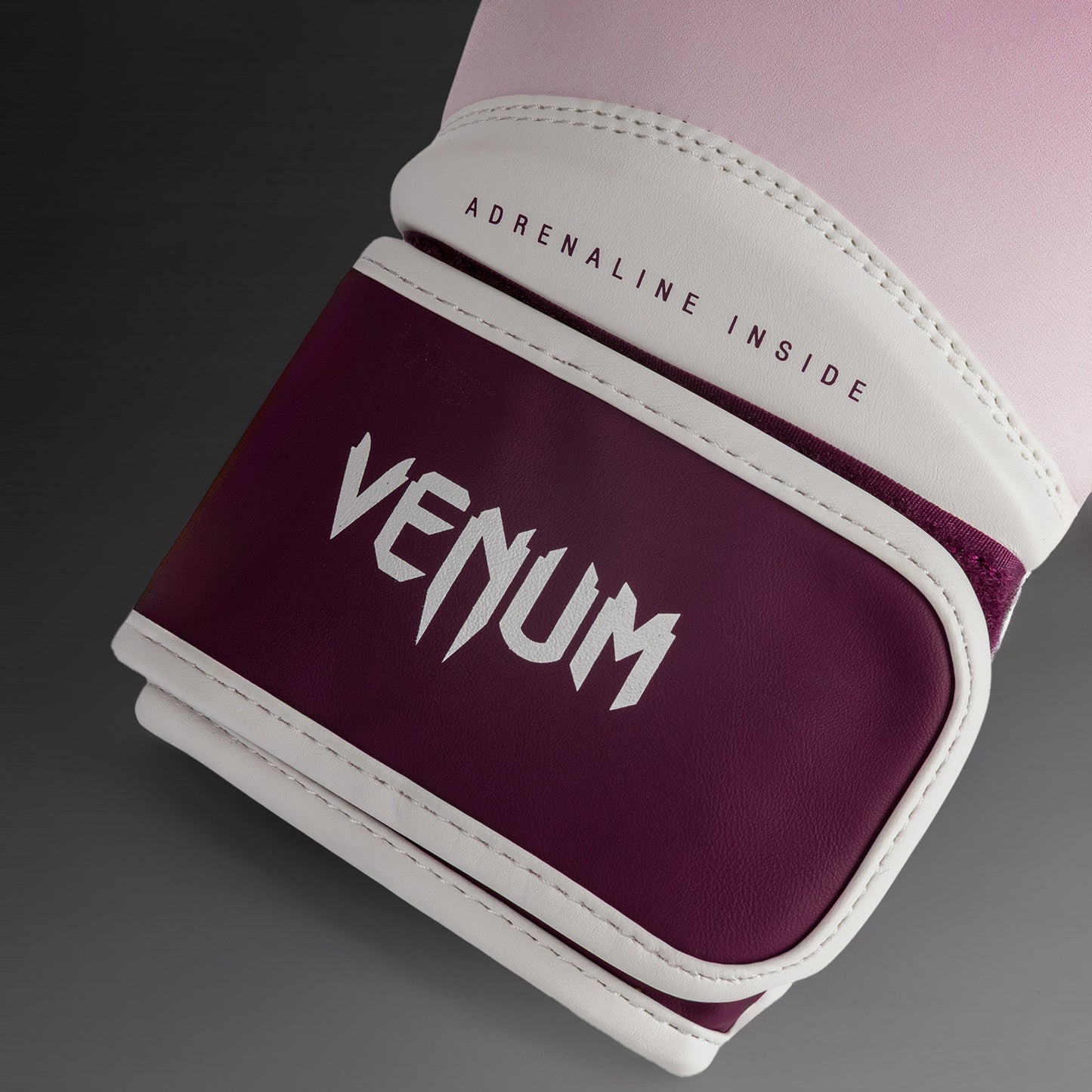 Venum Iris 拳击手套 – 梅色/白色