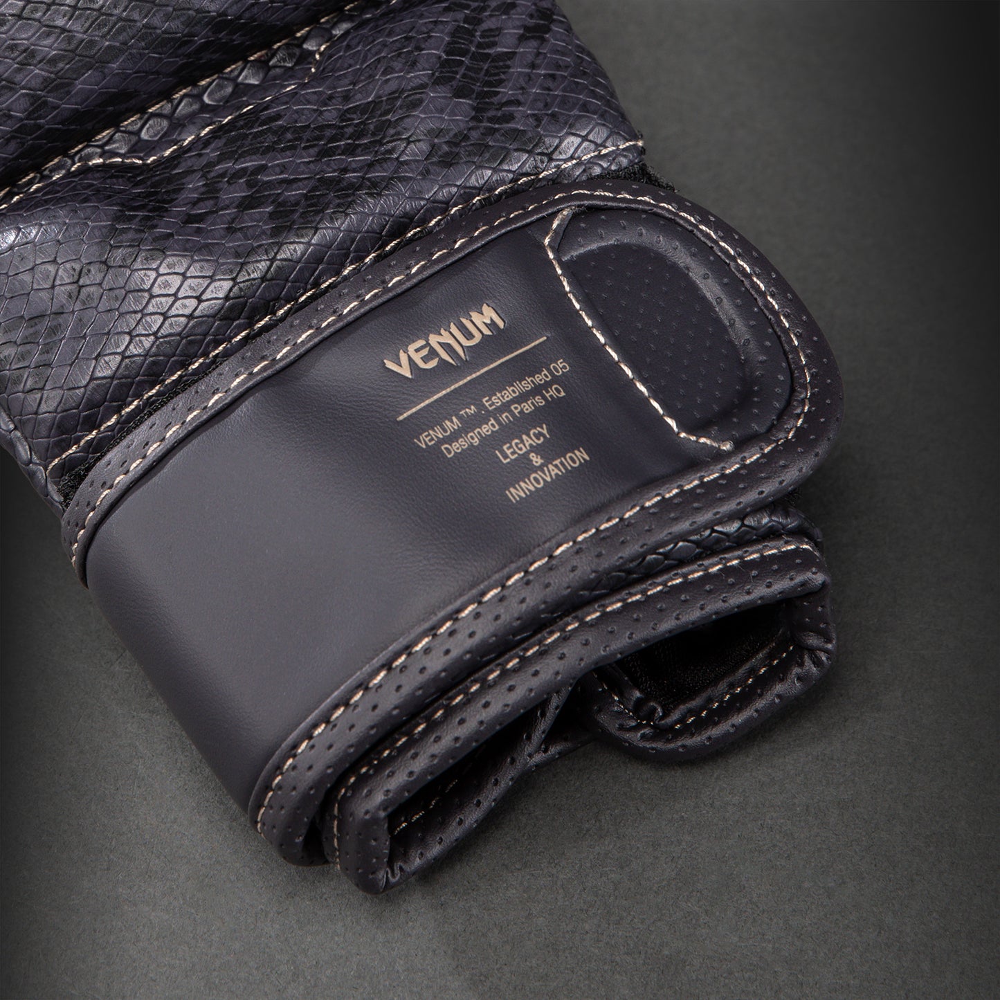 Venum Impact Evo Scales MMA实战手套 – 深紫色