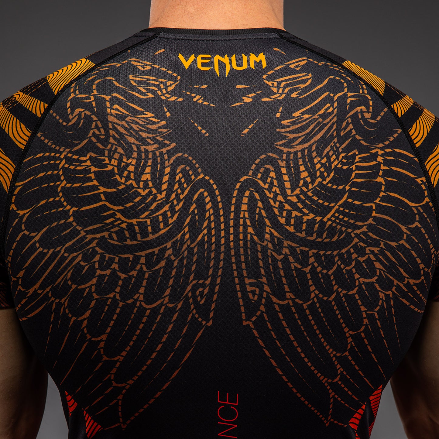 Venum Quetzal Fury 短袖紧身防磨衣 – 黑色/烈焰红/橘色