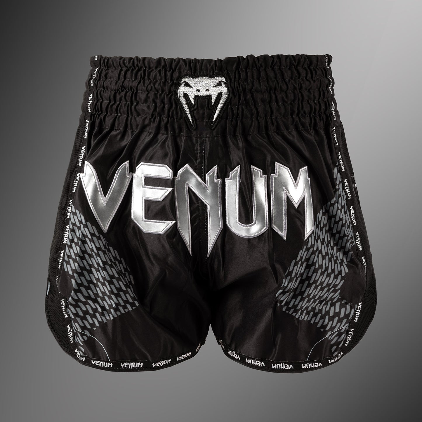 Venum Nexus 泰拳短裤 – 黑色/银色