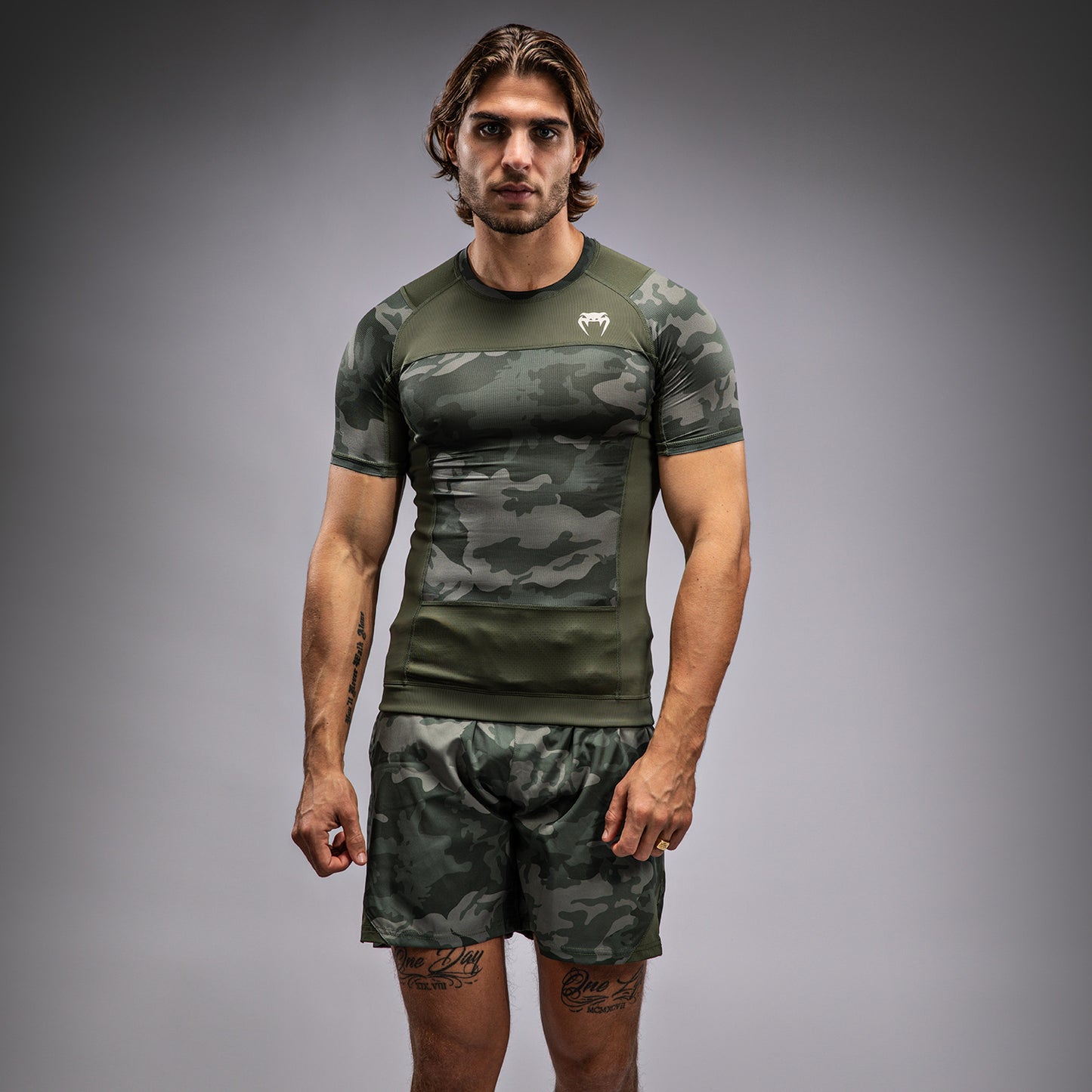 Venum G-Fit Air 男士短袖紧身防磨衣 – 军绿色迷彩