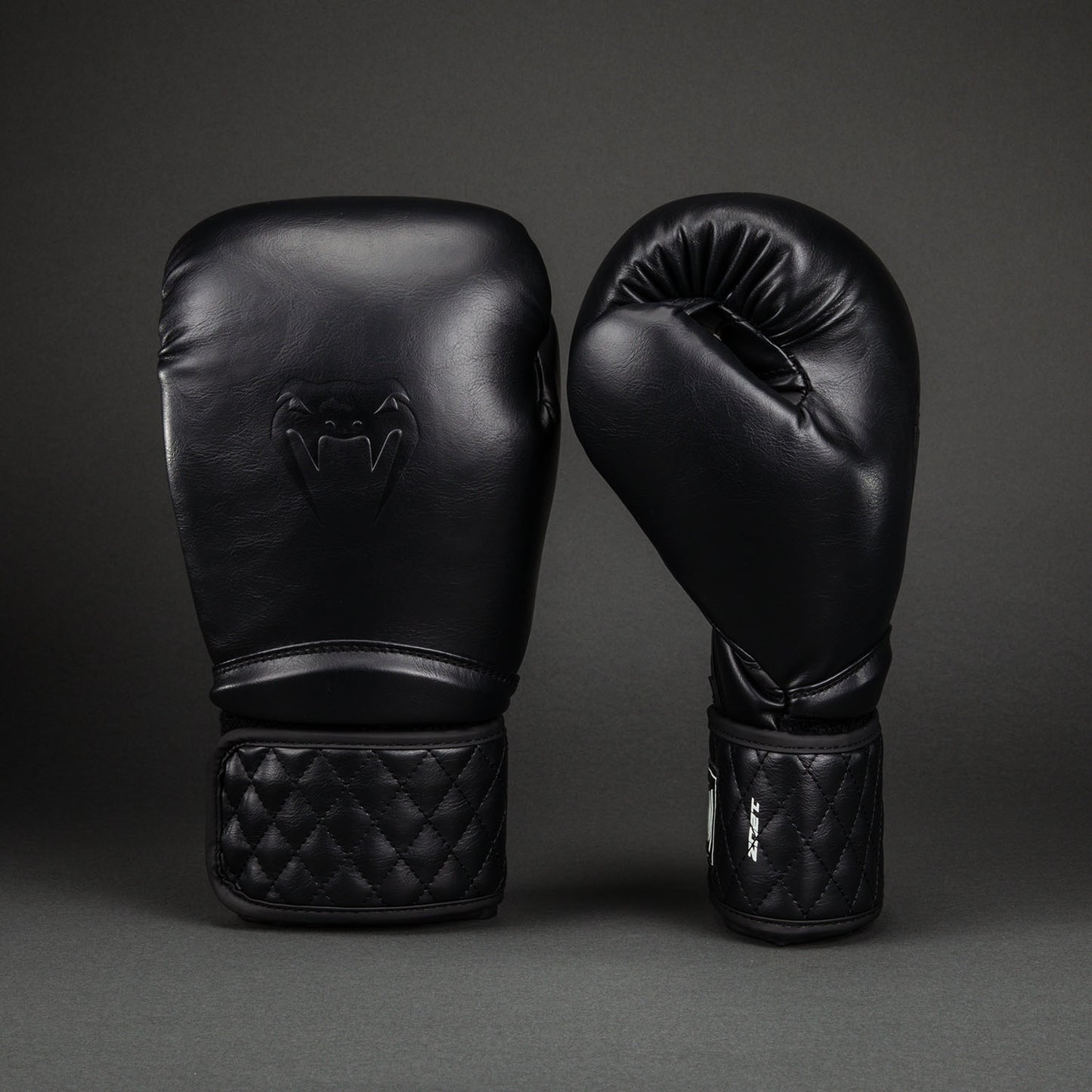 Venum Impact Classic 拳击手套–黑色