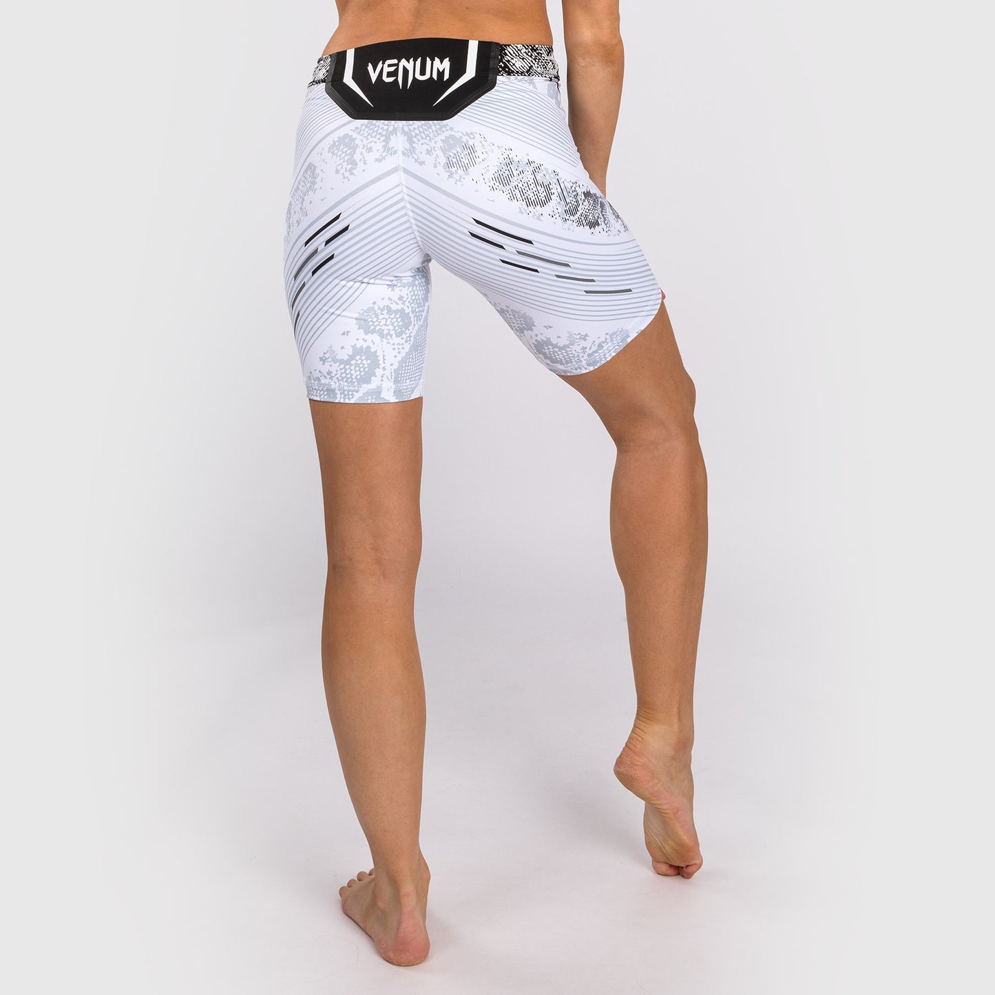 UFC Adrenaline by Venum 女士综合格斗短裤–长款–白色