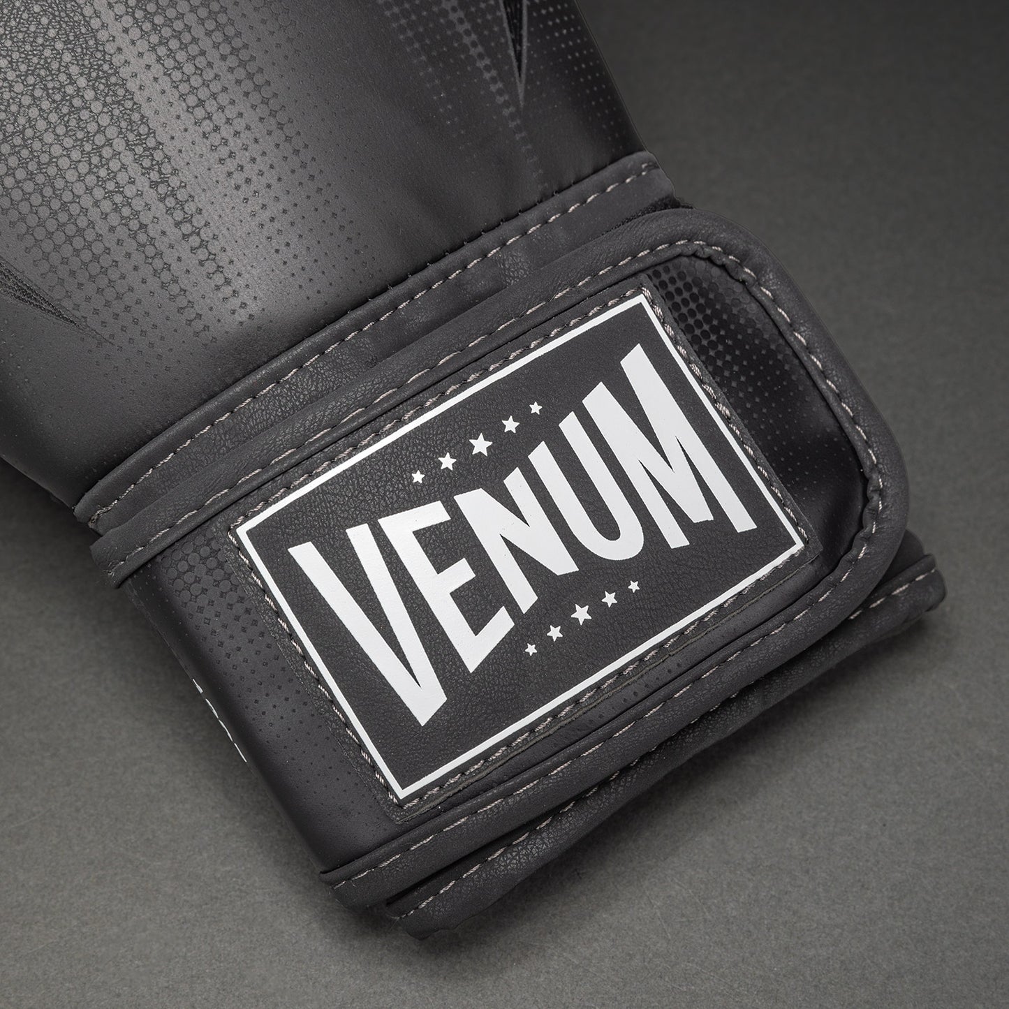 Venum Stealth 拳击手套 – 黑色/白色