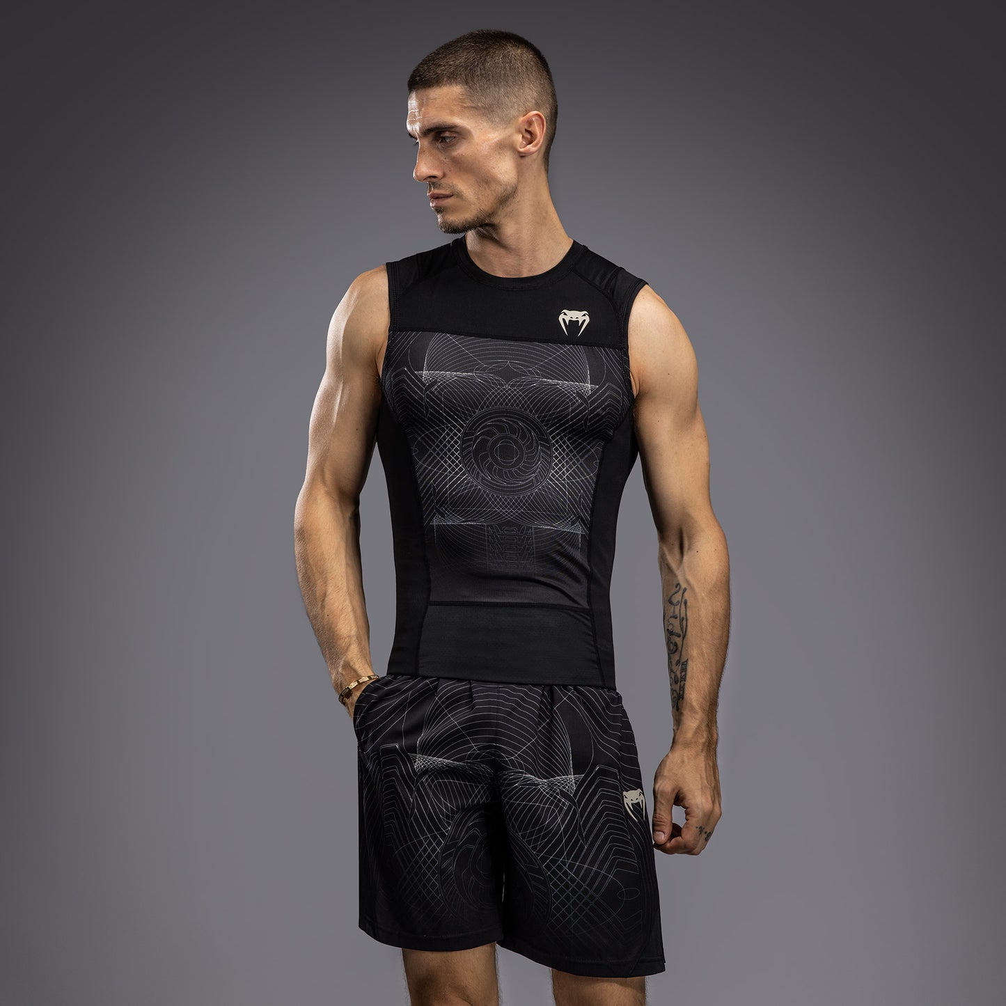 Venum G-Fit Air 男士无袖紧身防磨衣 – 深黑色/沙漠沙色