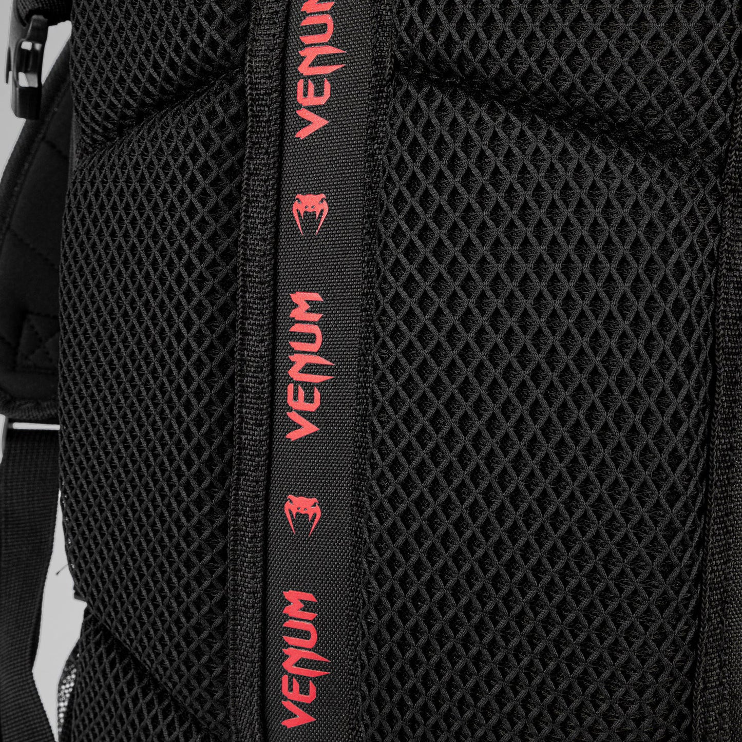 Venum Challenger Pro Evo 背包 (20-25L) – 黑色/红色