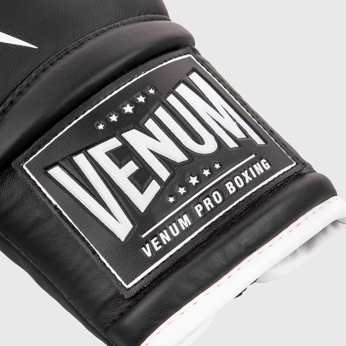 Venum Giant 2.0 Pro 拳击手套–带鞋带