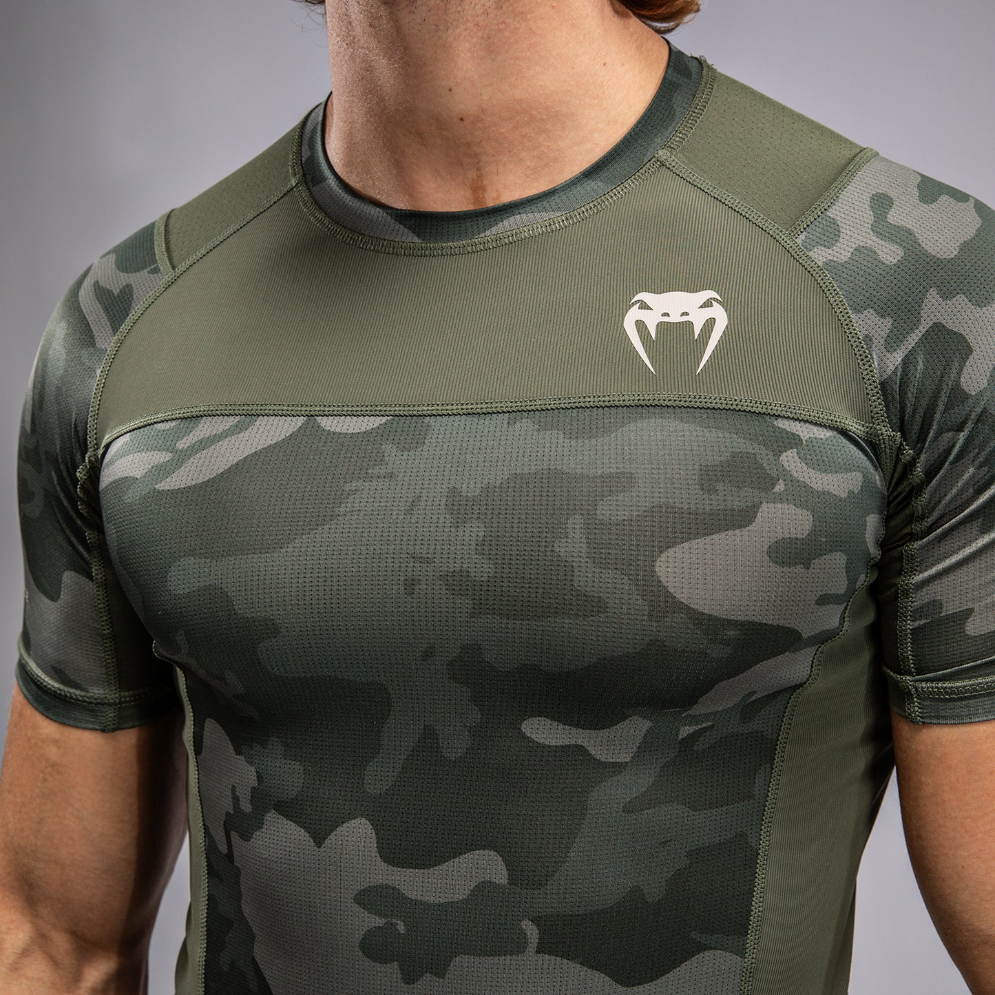 Venum G-Fit Air 男士短袖紧身防磨衣 – 军绿色迷彩