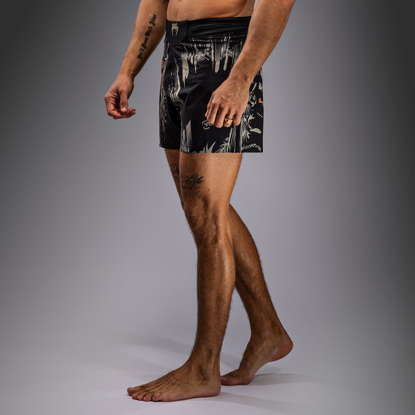 Venum Tiger 男士格斗短裤 – 黑色/荧光橙
