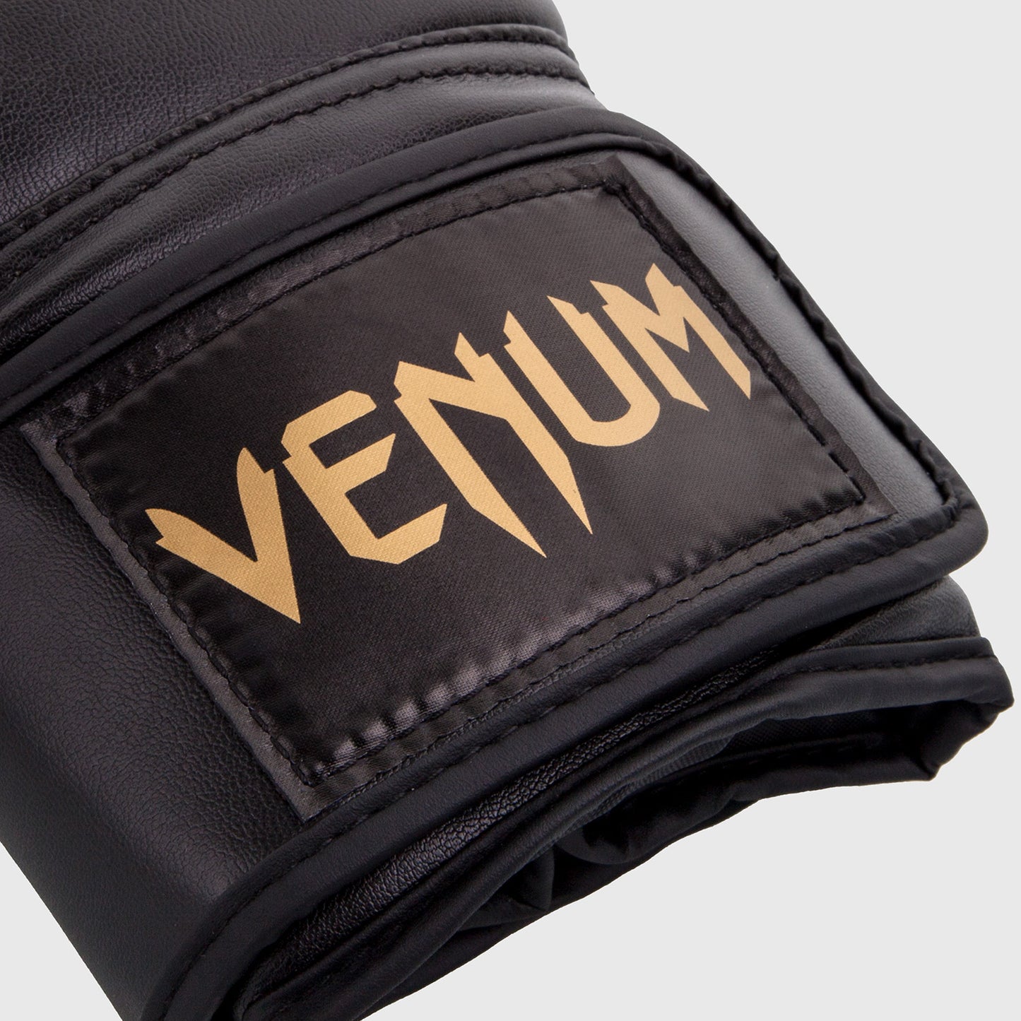 Venum Contender 拳击手套 – 黑色/金色