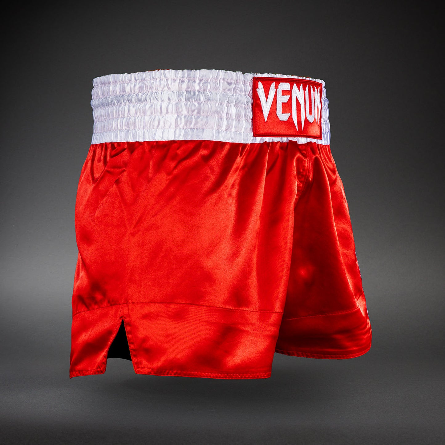 Venum Classic 泰拳短裤 – 红色