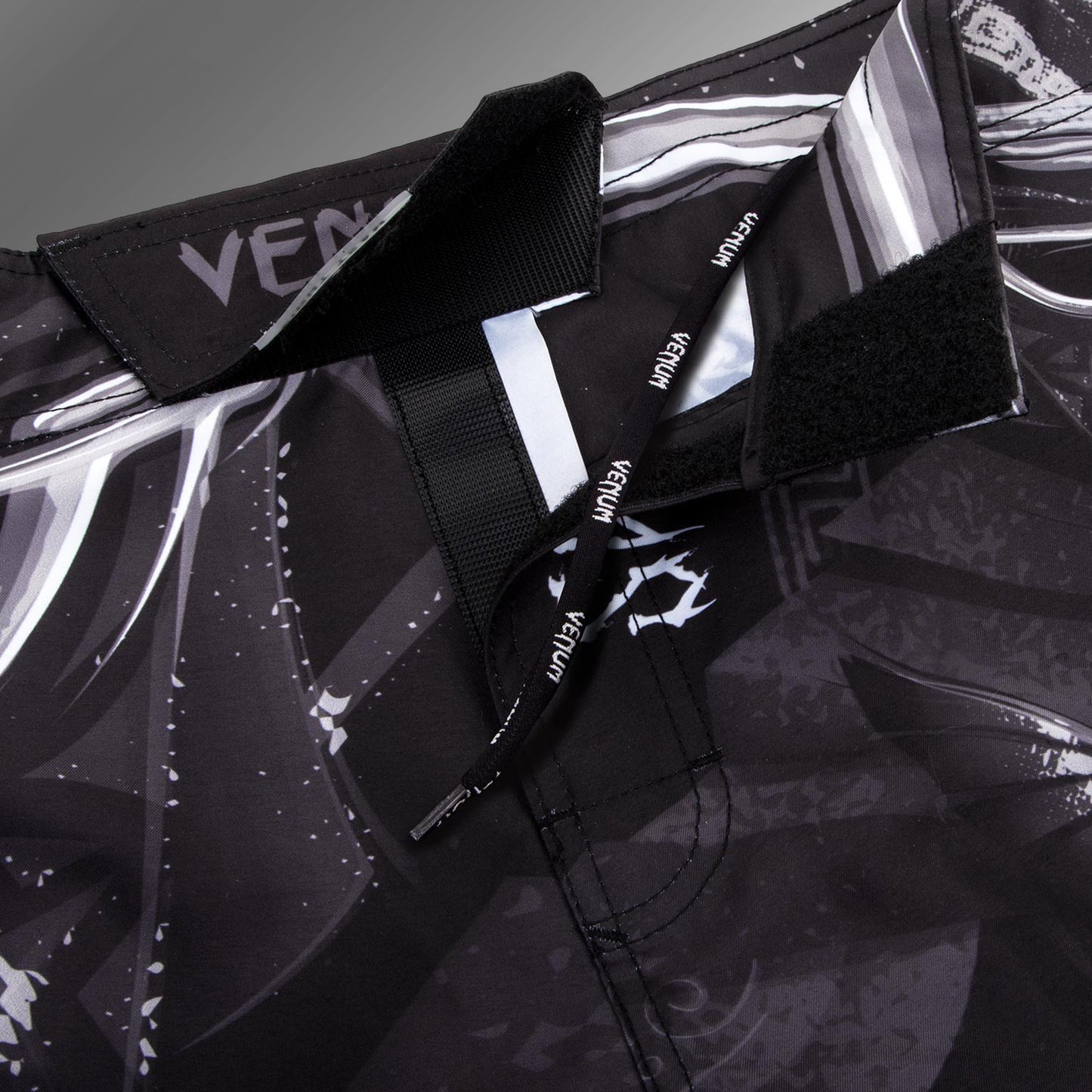 Venum Gladiator 3.0 格斗短裤 – 黑色/白色