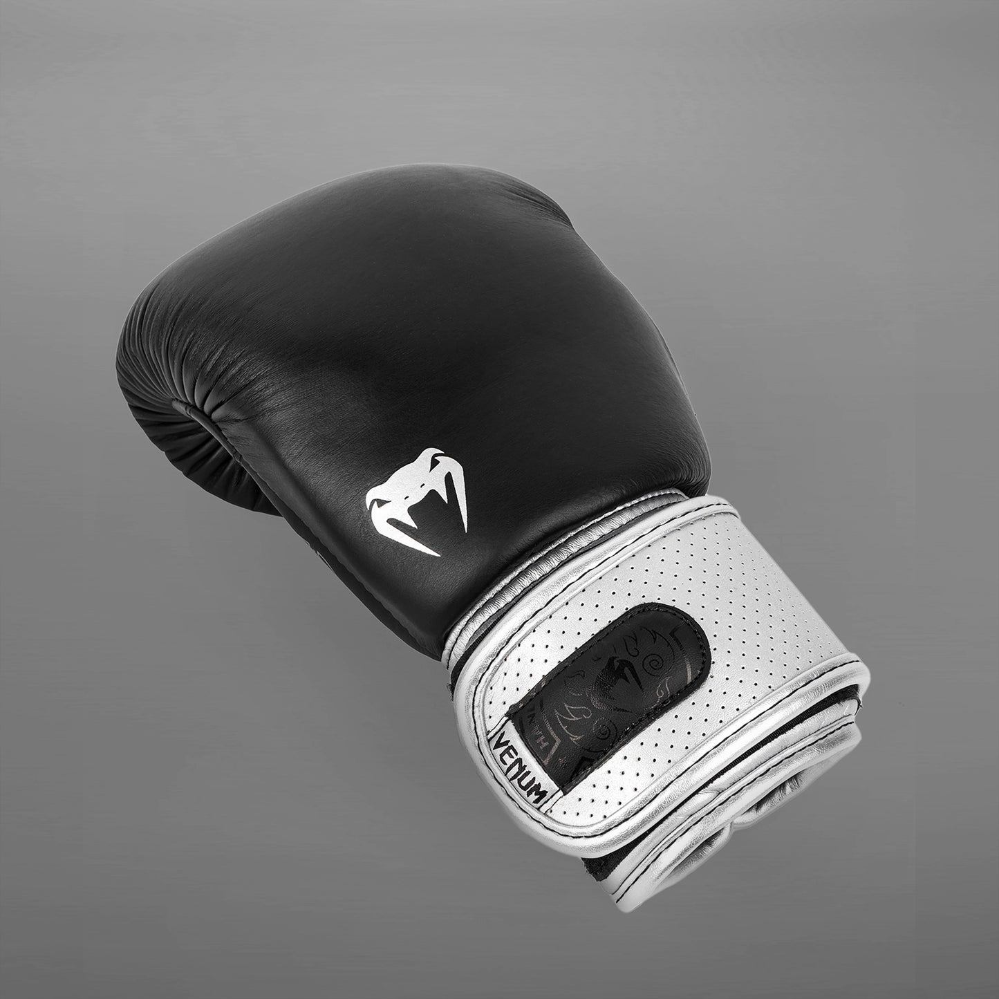 Venum Power 2.0 拳击手套 – 黑色/银色