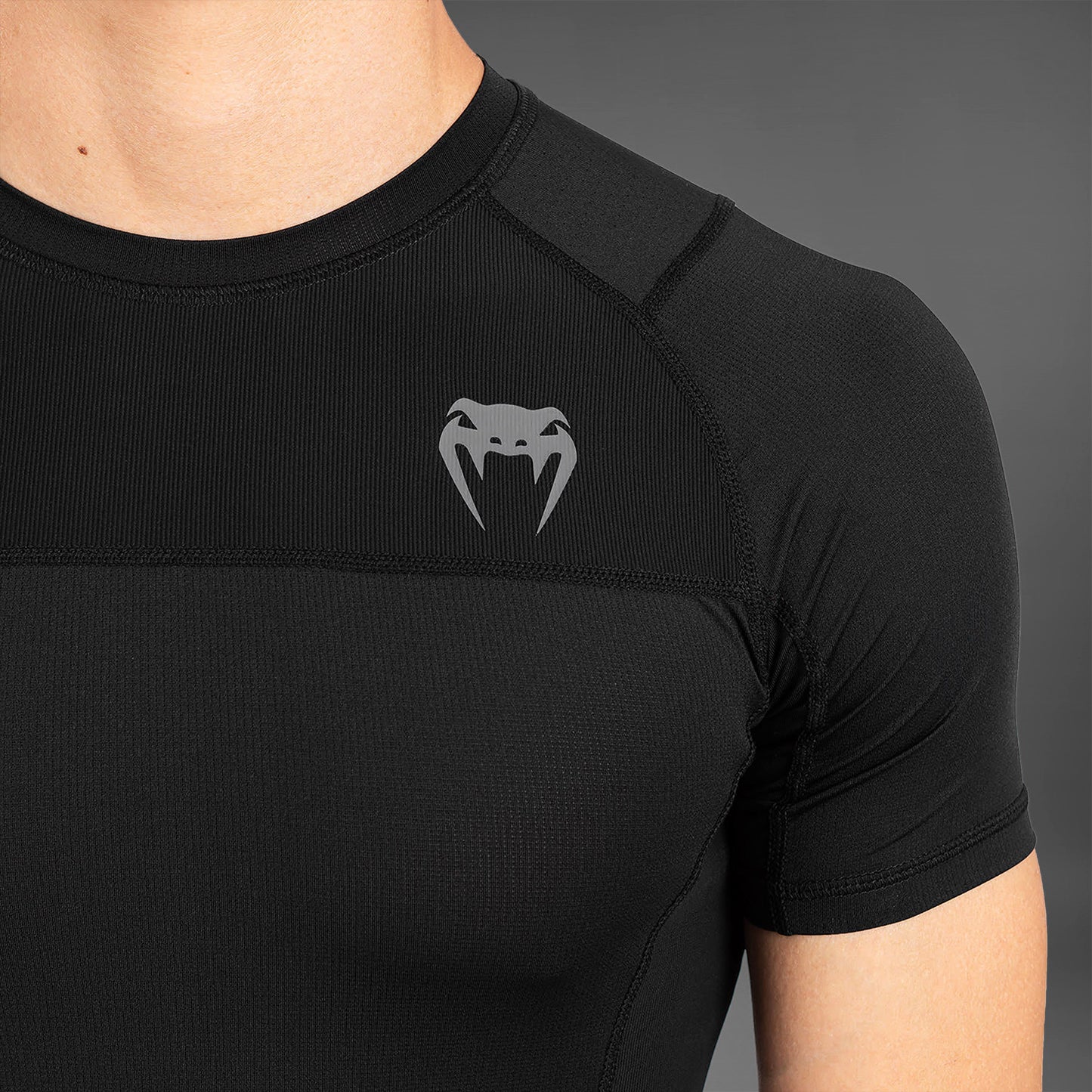 Venum G-Fit Air 紧身防磨衣短袖 – 黑色
