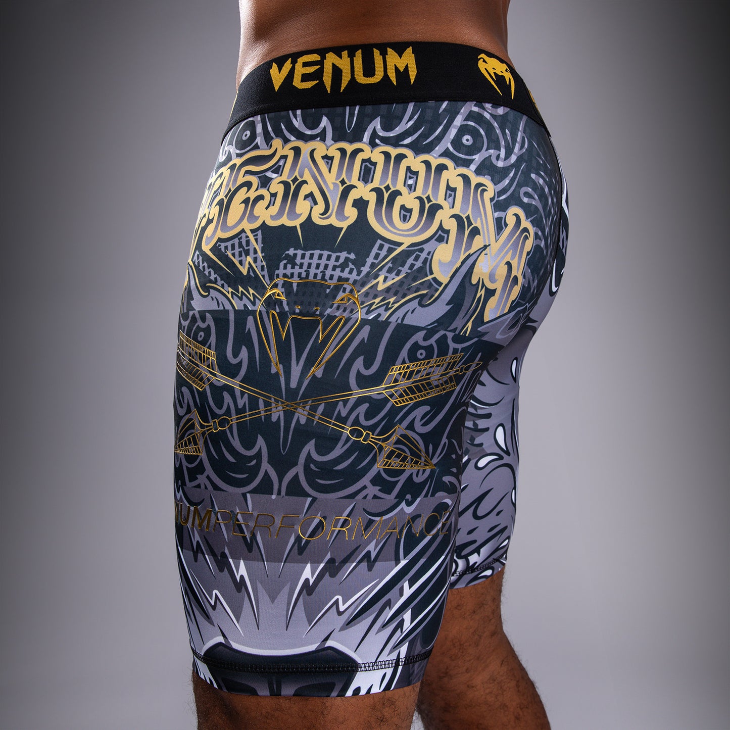 Venum Wolf Atak 综合格斗短裤 – 黑色/灰色