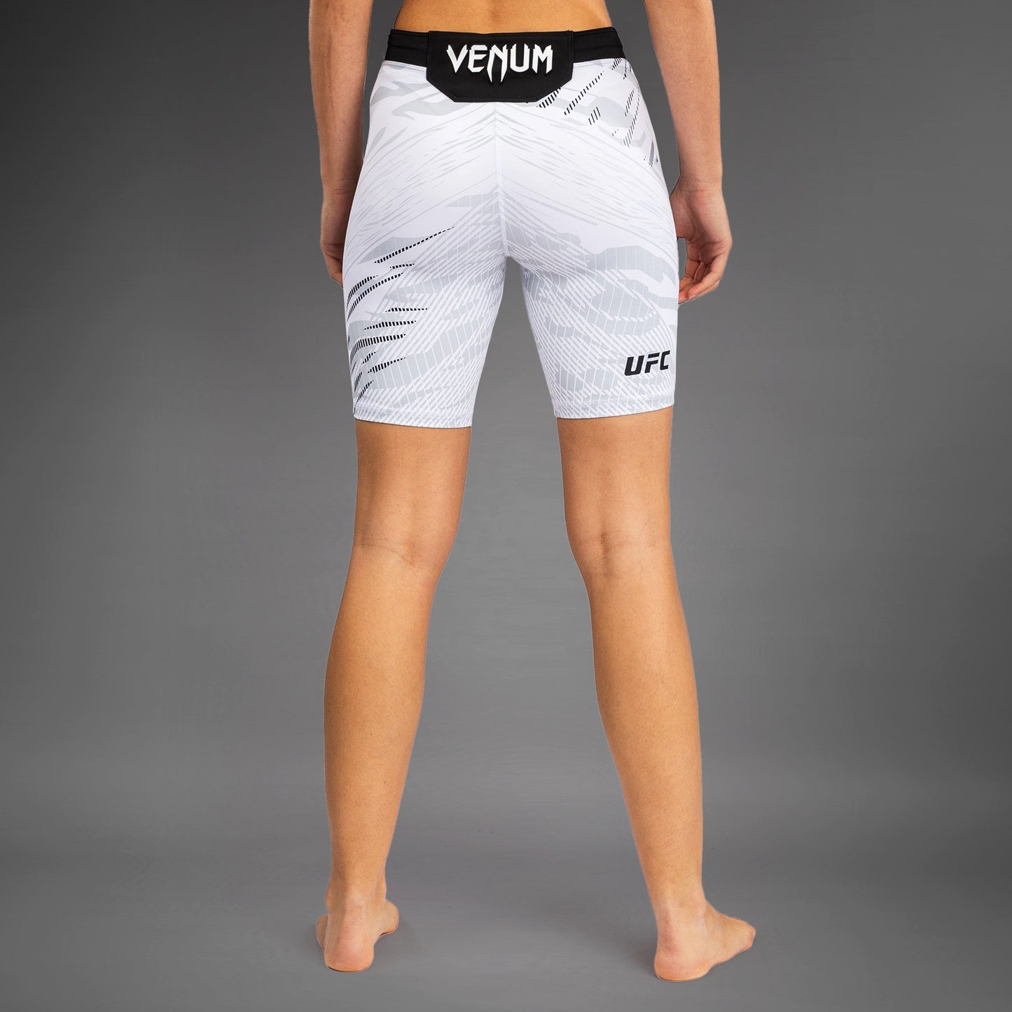 UFC Fusion by Venum 女士综合格斗短裤–长款–白色