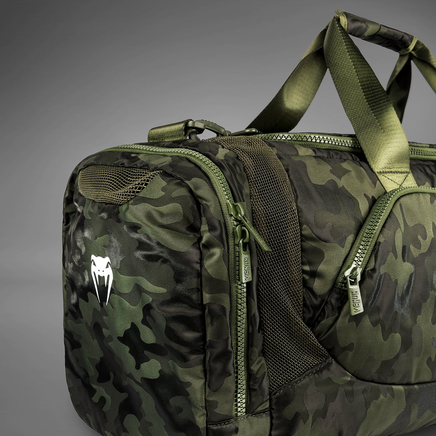 Venum Trainer Lite 运动包（48L）– 卡其色/迷彩色