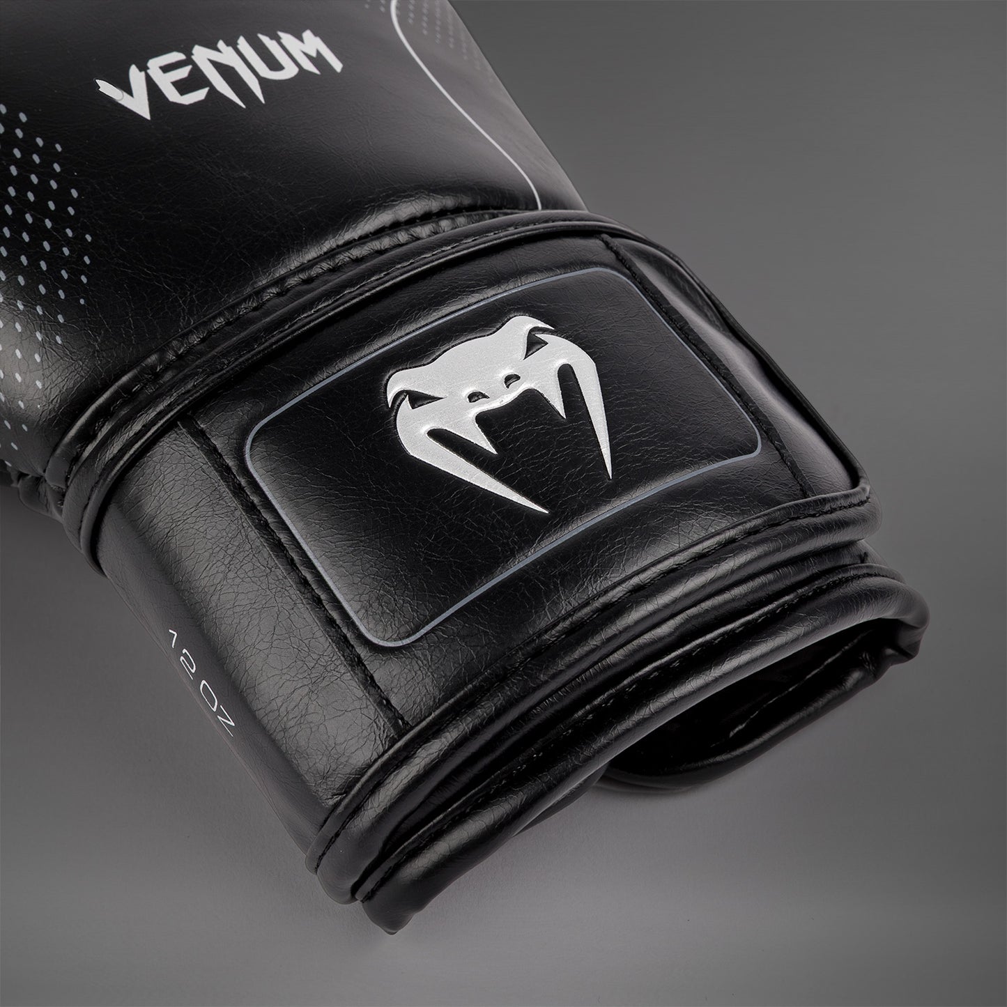 Venum Nexus 拳击手套 – 黑色/银色